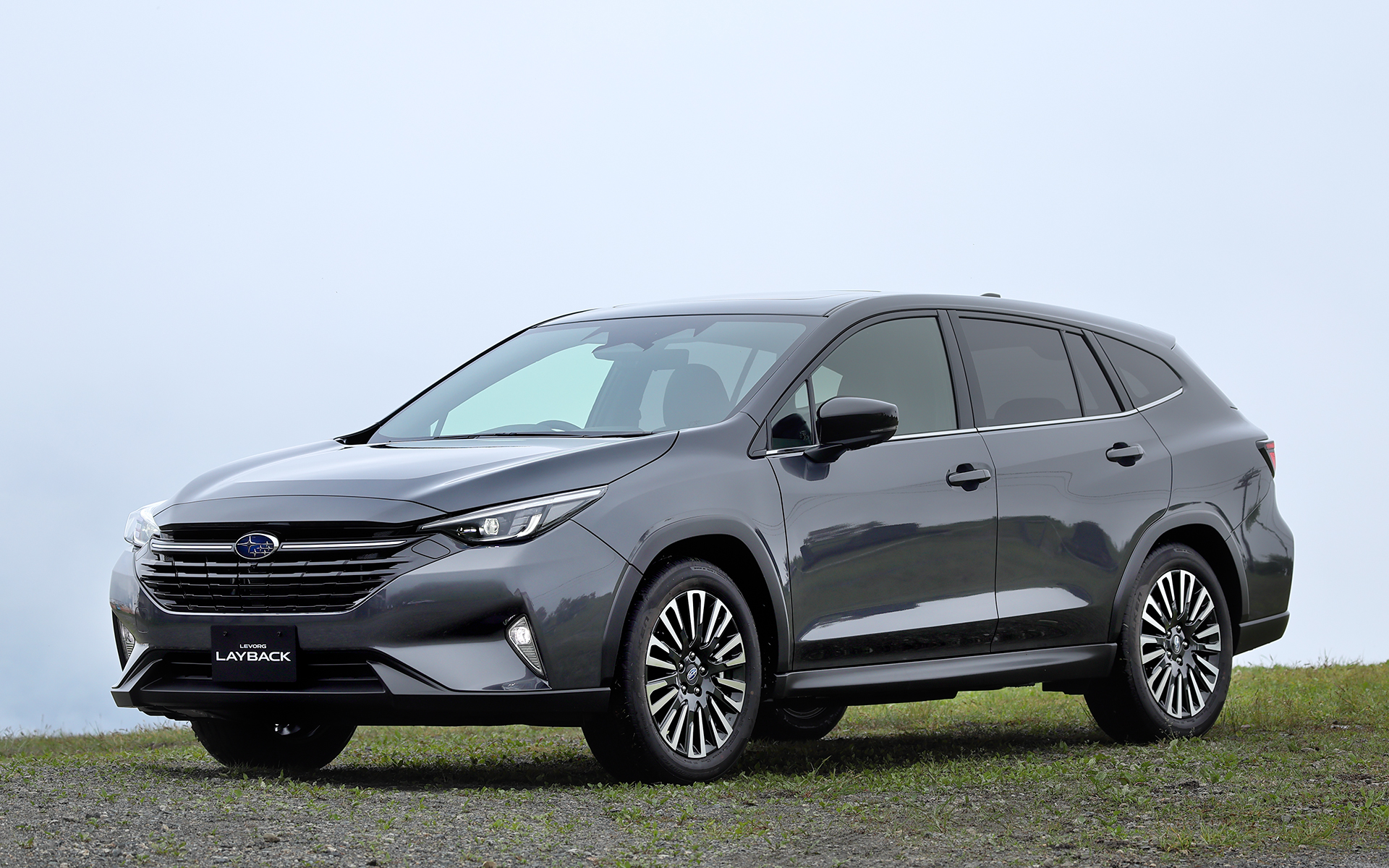 レヴォーグ レイバック。撮影車はプロトタイプ。ボディサイズは全高が20mm下げられた4735×1820×1550mm（全長×全幅×全高）となった。ホイールベースは変わらず2675mm。全高が下げられた分、最低地上高がガソリンモデルの200mmから180mmに変更されている