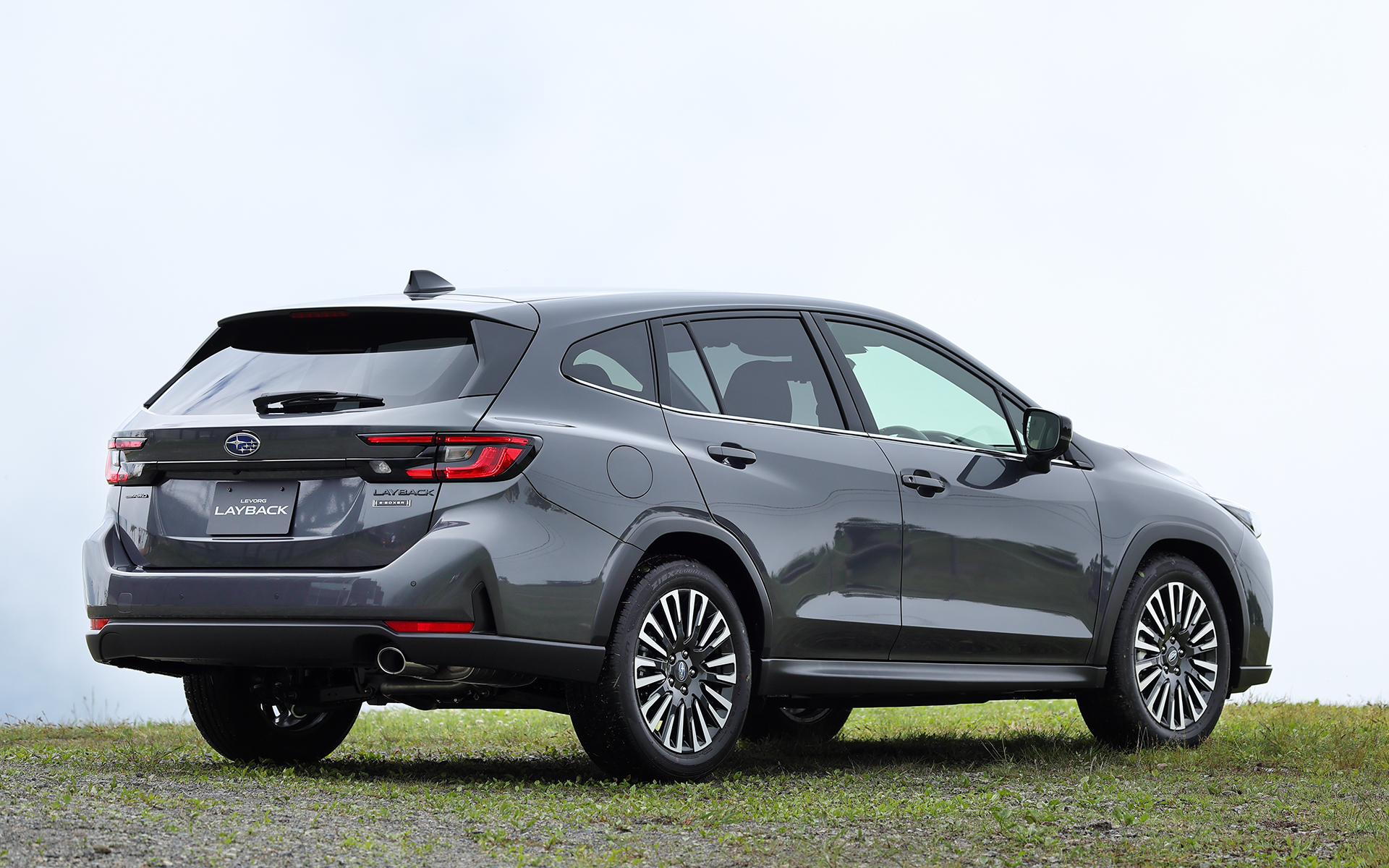 レヴォーグ レイバック。撮影車はプロトタイプ。ボディサイズは全高が20mm下げられた4735×1820×1550mm（全長×全幅×全高）となった。ホイールベースは変わらず2675mm。全高が下げられた分、最低地上高がガソリンモデルの200mmから180mmに変更されている