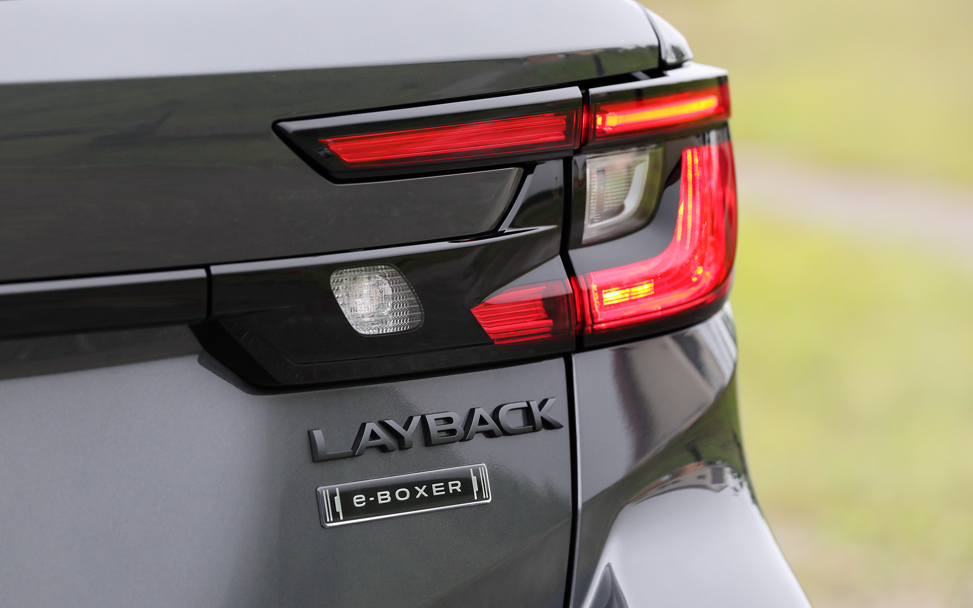 e-BOXERのエンブレムをリアに装着。プレミアム ブラック S:HEV EXは「LAYBACK」のエンブレムがブラックとなる