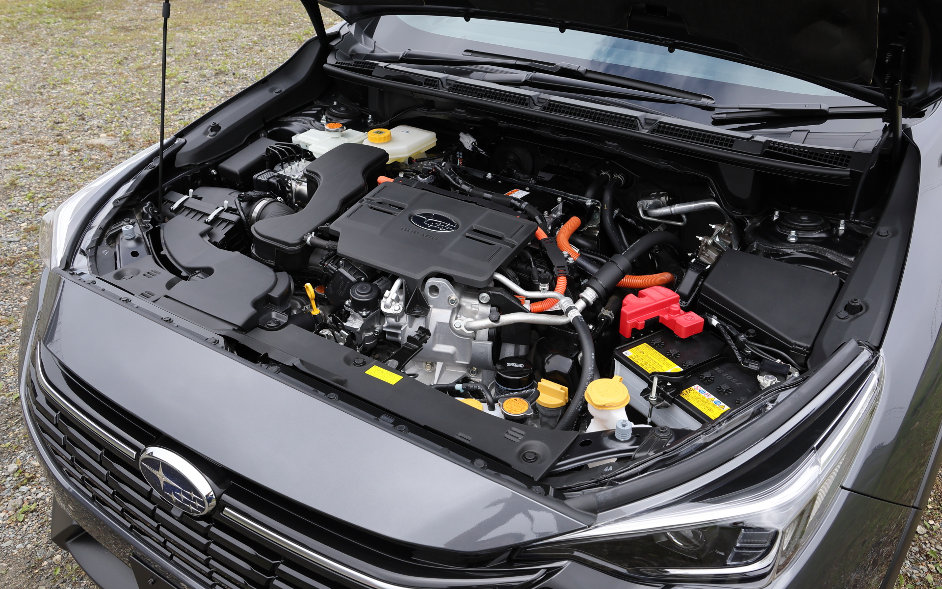 ストロングハイブリッドパワートレーンは、最高出力118kW（160PS）/5600rpm、最大トルク209Nm（21.3kgfm）/4000-4400rpmを発生する水平対向4気筒DOHC 2.5リッター直噴エンジンと、最大出力88kW（119.6PS）、最大トルク270Nm（27.5kgfm）を発生するモーターの組み合わせで構成される