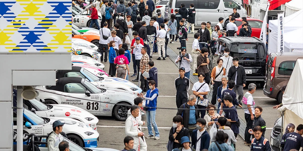 メディア広場では、グッズや書籍の販売、サイン会、車両展示、パネル展示、フォトスポット、シミュレーター体験、クイズ大会、カフェ、ガチャガチャ大会、ラジオ・YouTube動画の収録、ライブ配信などさまざまなコンテンツが用意される