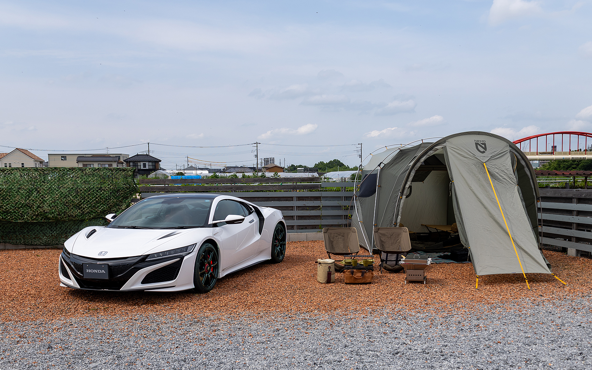 NSXでのキャンプシーンをイメージしたもの。大型のテントを含む装備はすべてNSXのトランクに入る。「Moduloアルミホイール MR-R03」（162万円/前後異径4本セット）を装着していた