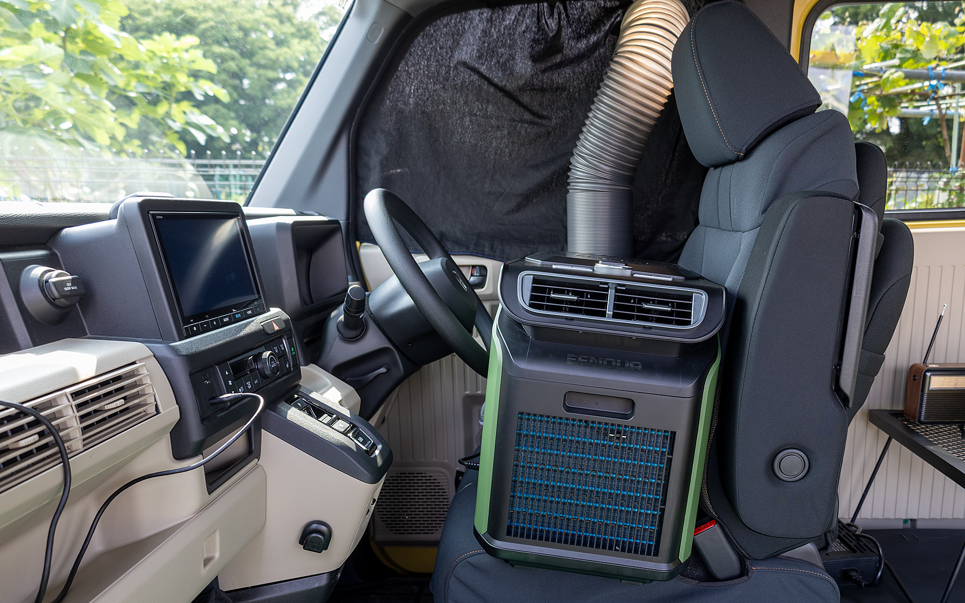 N-VAN e:はモードをREADYにしておけば、クルマのオートエアコンを使用することができるが、展示ではあえてポータブルエアコンを稼働させていた。純正アプリで電気使用量の上限を決めておけば、バッテリの使いすぎを防ぐこともできる