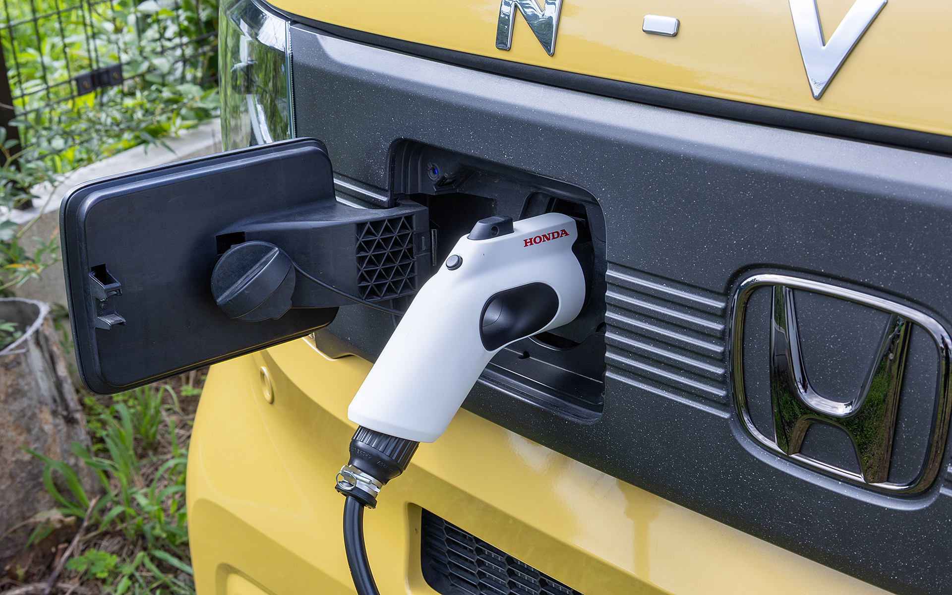 N-VAN e:も純正アクセサリーの「AC外部給電器」（4万1800円）を使用することでクルマのバッテリを蓄電池として使用することができる