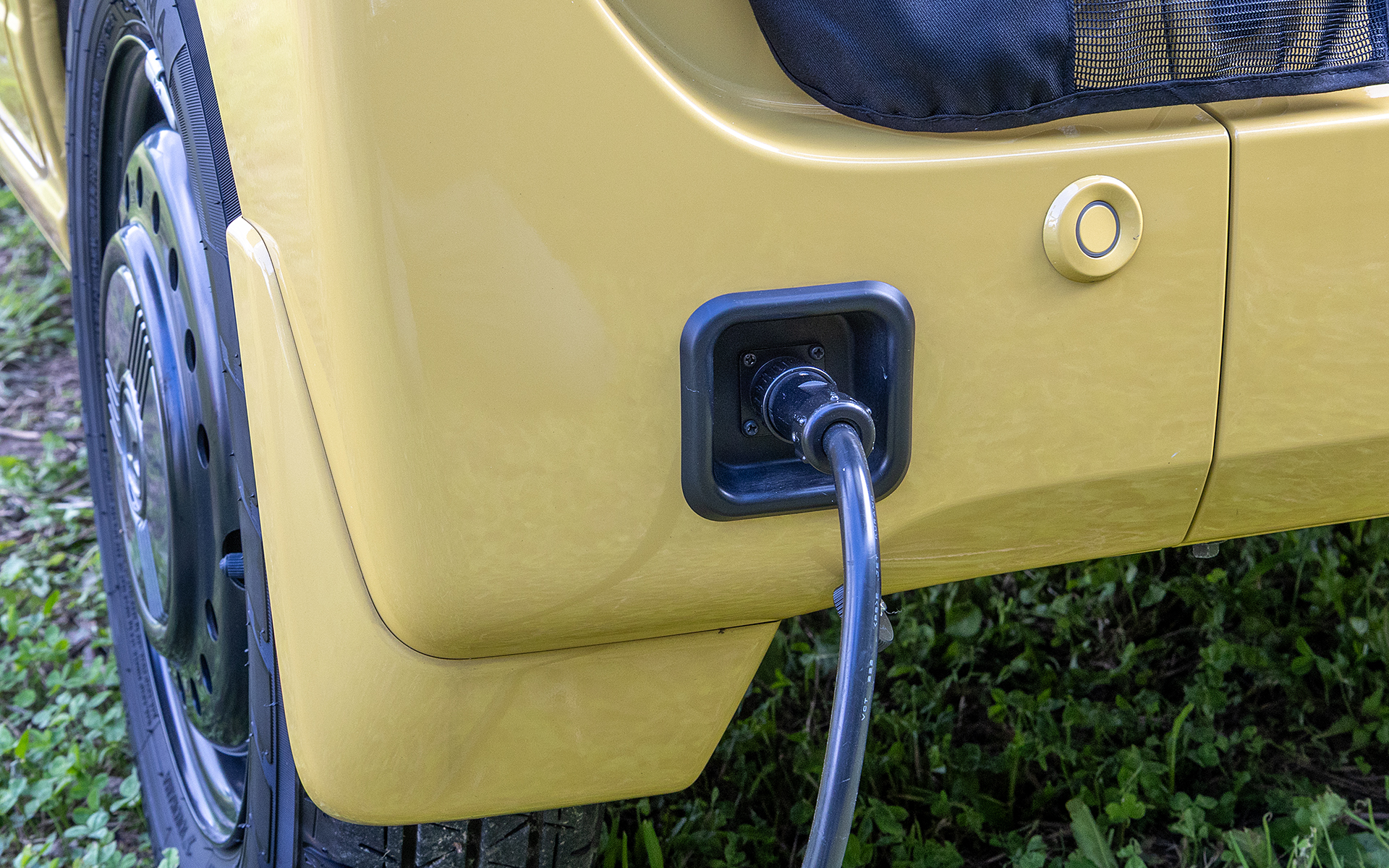 取り出した電気を車内で使用するには「外部電源入力キット」（3万7400円）を使用する