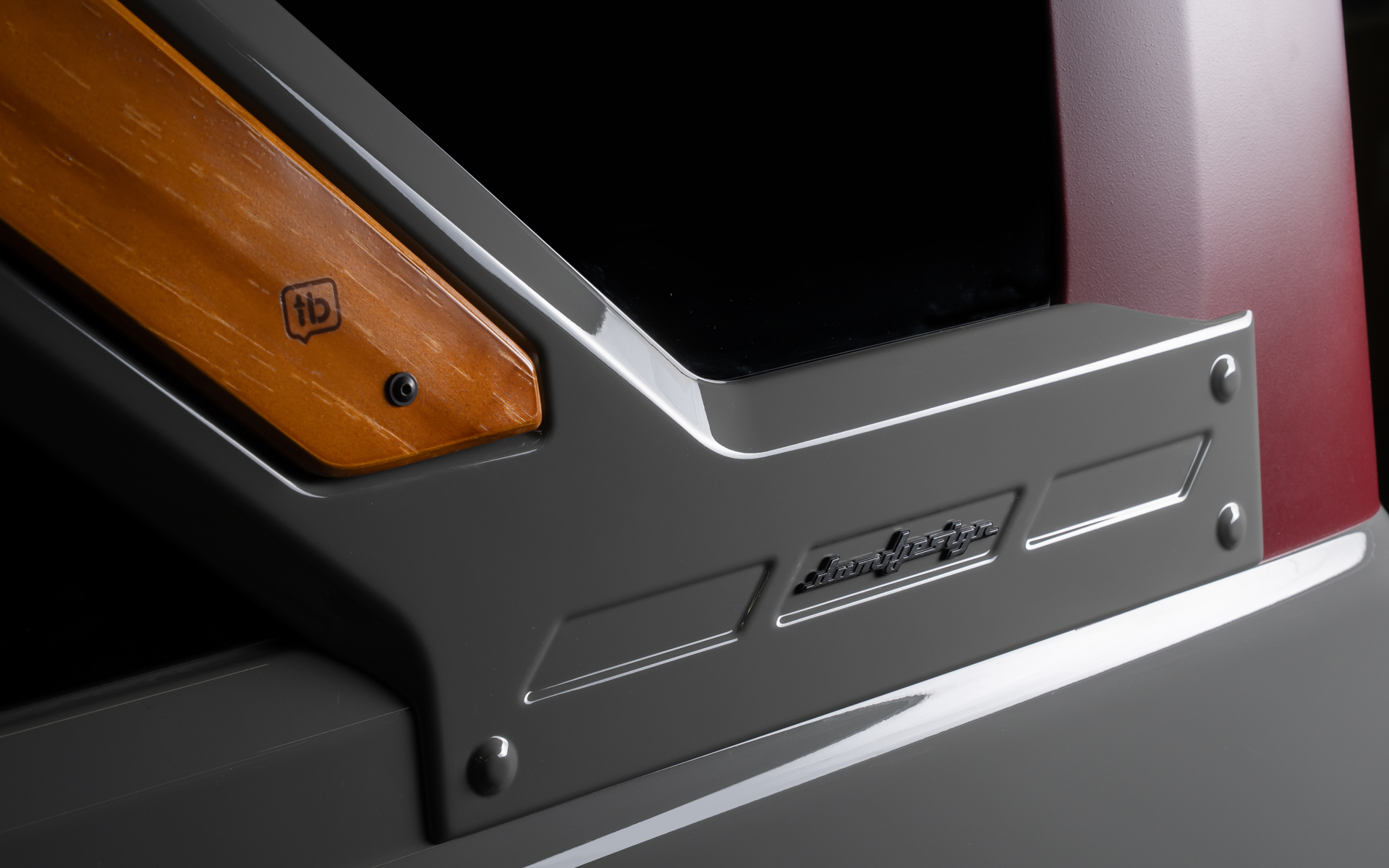 下部には「damddesign（ダムドデザイン）」のエンブレムがあしらわれる