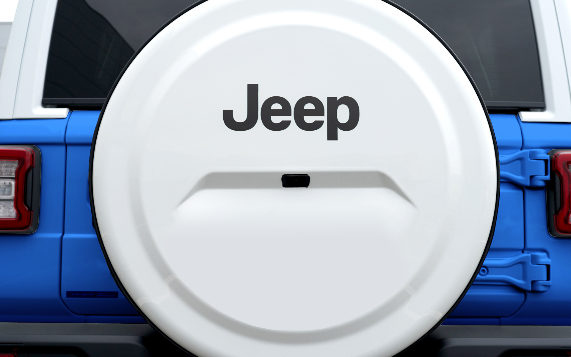 Jeepロゴ入りの専用ホワイトスペアタイヤハードカバーも採用