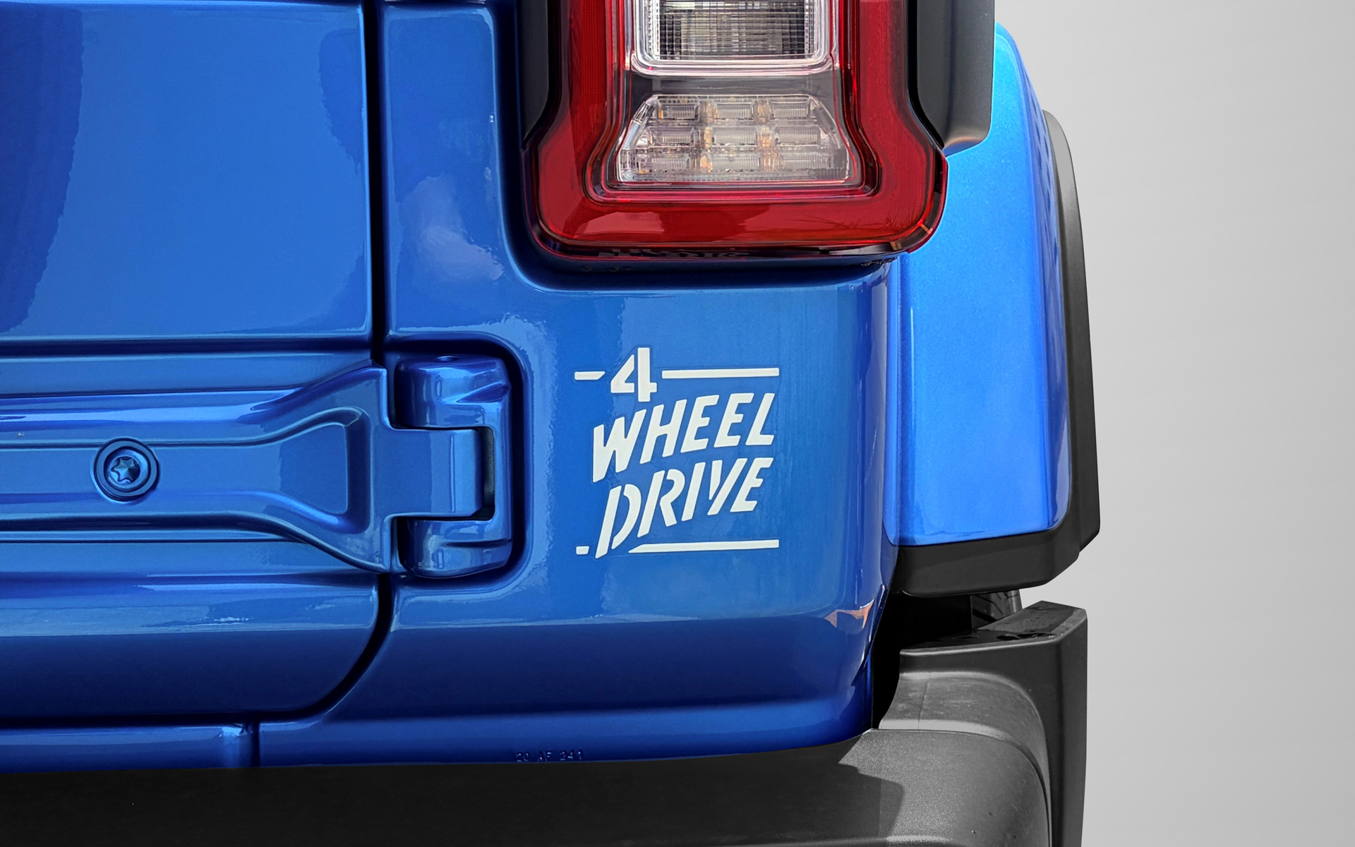 テールには「4WHEEL DRIVE」のデカールがあしらわれる