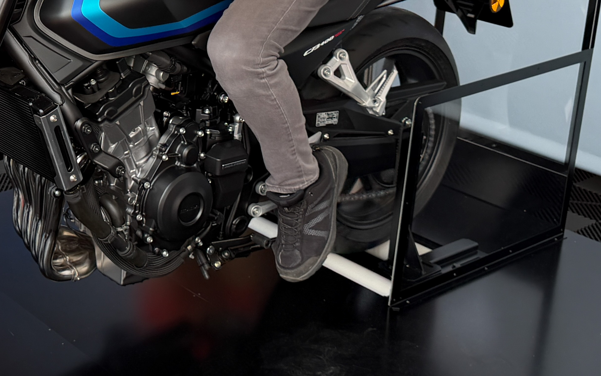 ホンダの市販予定車「CB400 SUPER FOUR E-Clutch Concept」エンジン始動E-Clutch疑似体験コーナー