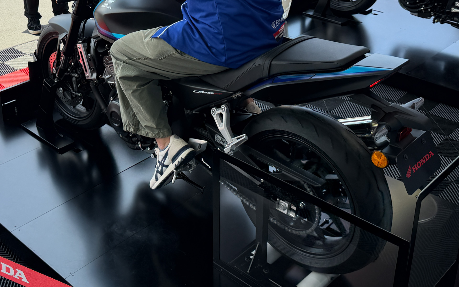 ホンダの市販予定車「CB400 SUPER FOUR E-Clutch Concept」エンジン始動E-Clutch疑似体験コーナー