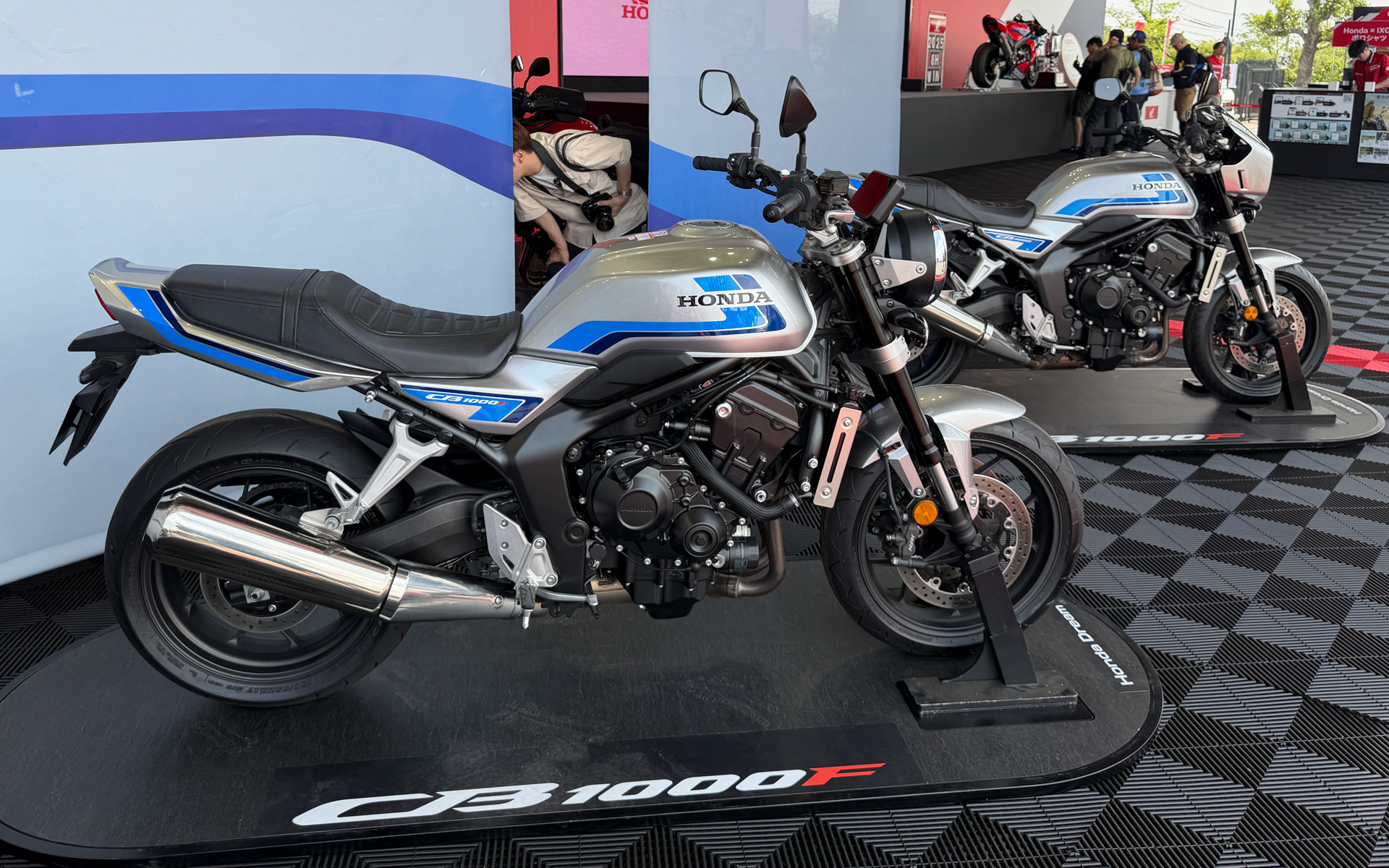 左からCB1000FとCB1000F SE