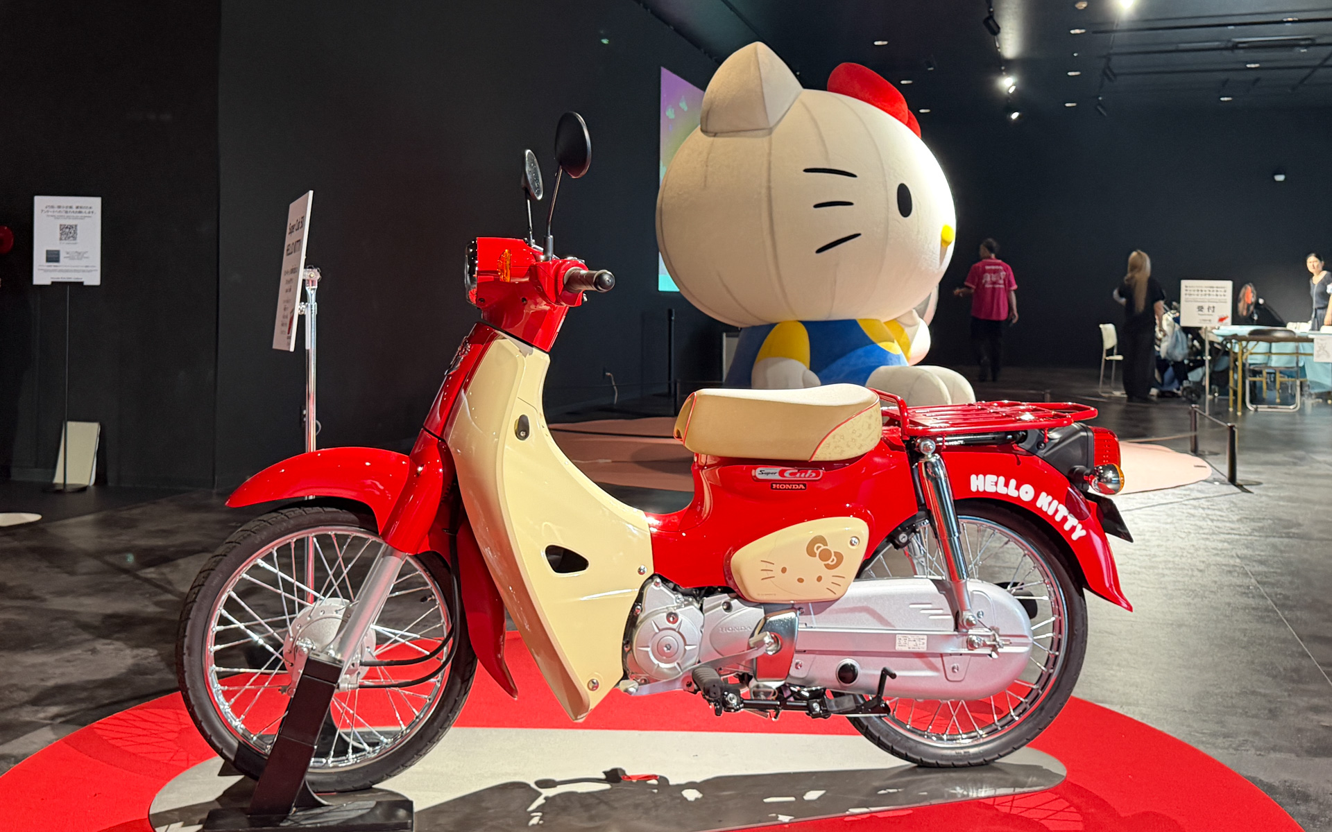 これまでのサンリオとホンダのコラボ車両が展示される「Honda RACING Gallery」