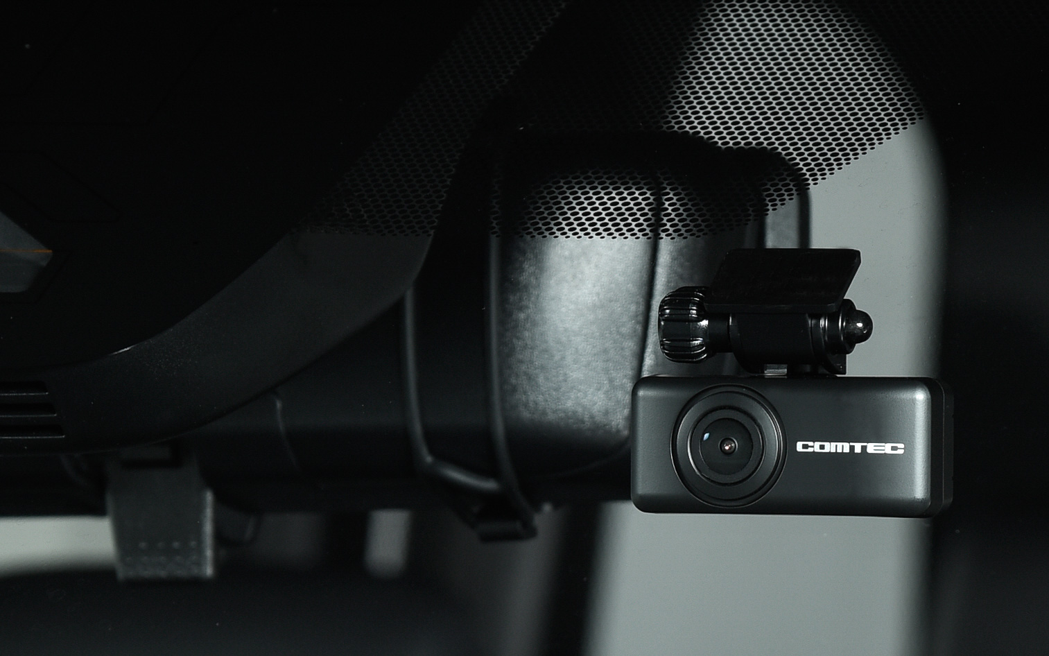 セパレート型のフロントカメラはデジタルミラーをディスプレイとして利用することでコンパクト化を実現