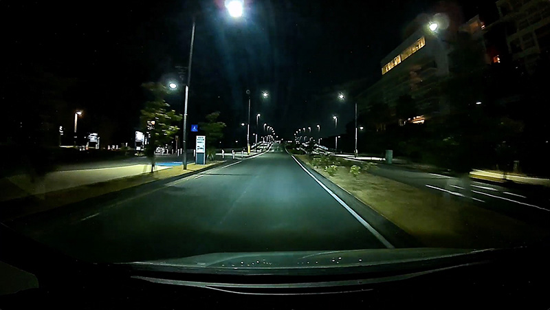 光量が少ない夜間走行やトンネル内、屋内駐車場などでも鮮明でクリアな映像を記録する「夜間補正Ver.2」を採用