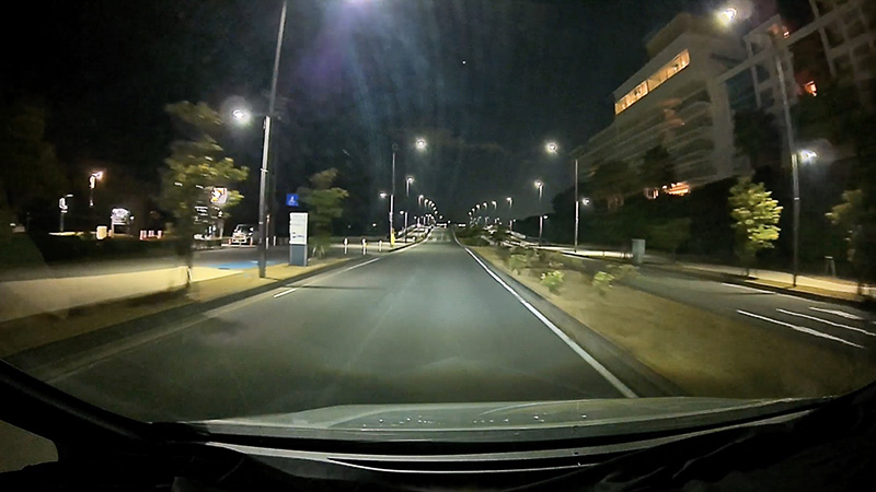 光量が少ない夜間走行やトンネル内、屋内駐車場などでも鮮明でクリアな映像を記録する「夜間補正Ver.2」を採用