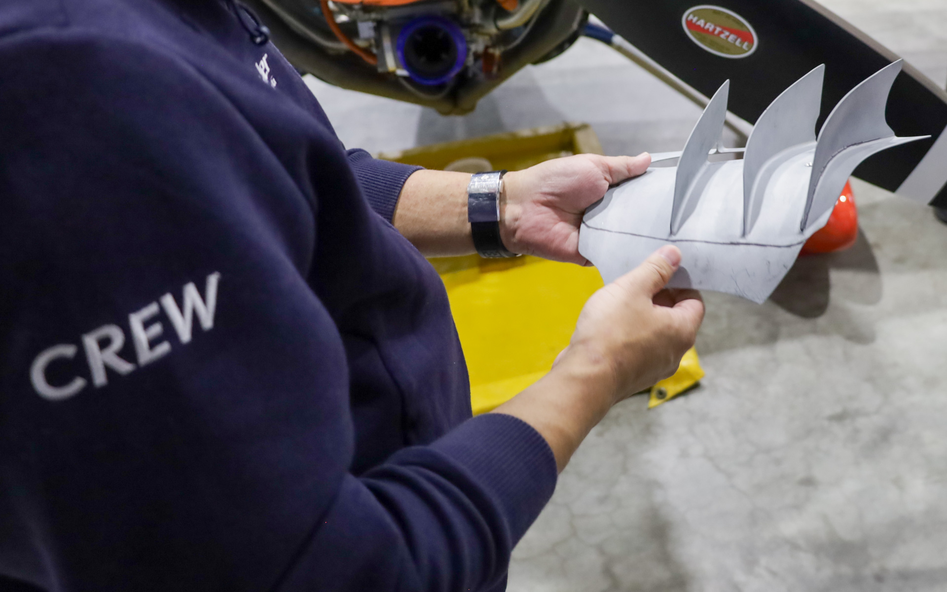 カウリング内部の空気の流れを整える超々ジュラルミン製のパーツは塊から5軸NC加工で削り出された