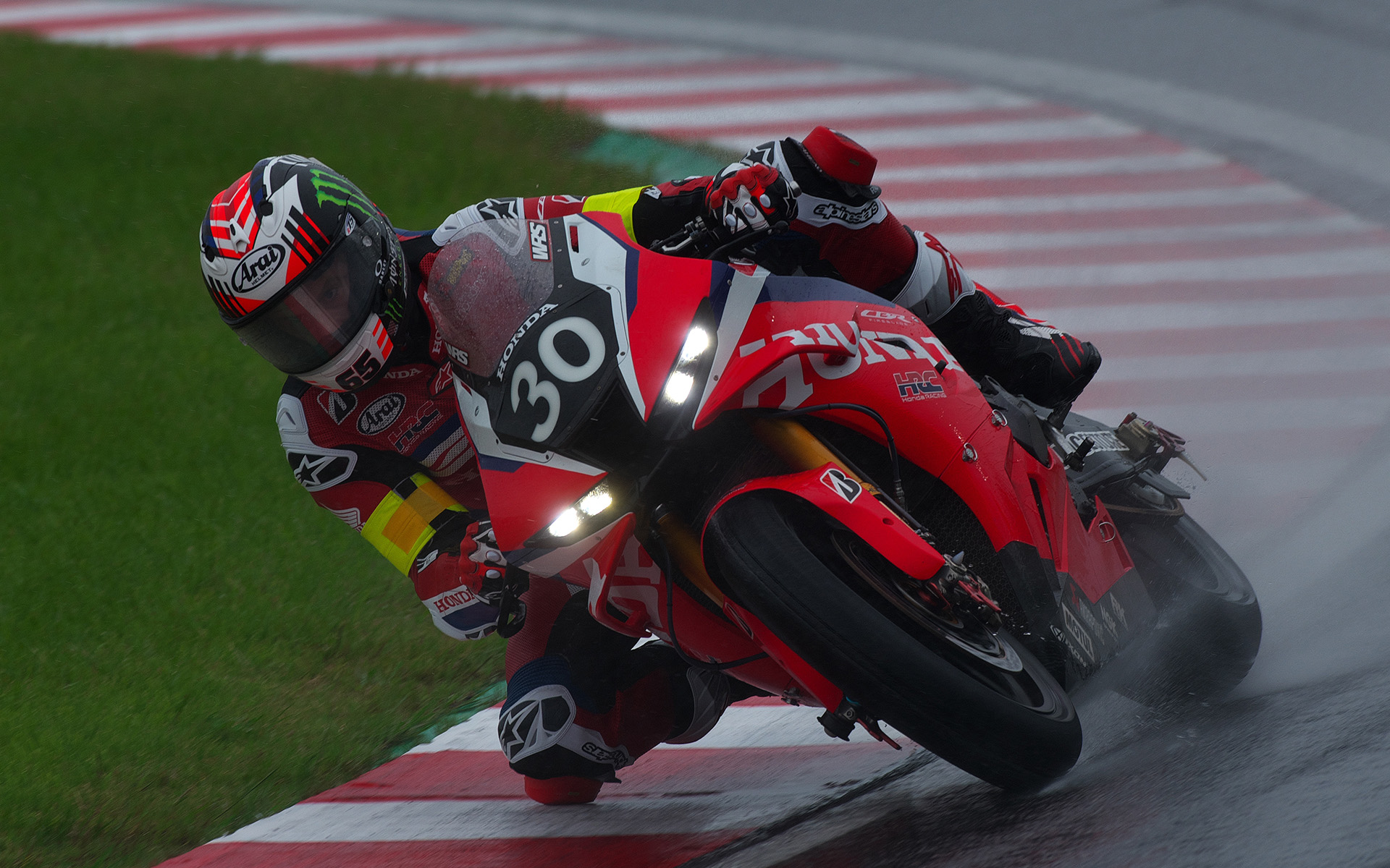 ウェットコンディションで走行する30号車Honda HRC