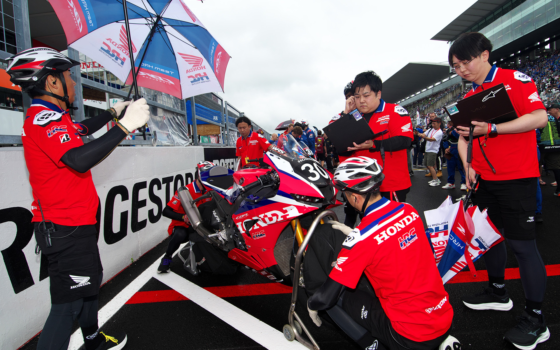 スタートグリッドの30号車Honda HRC