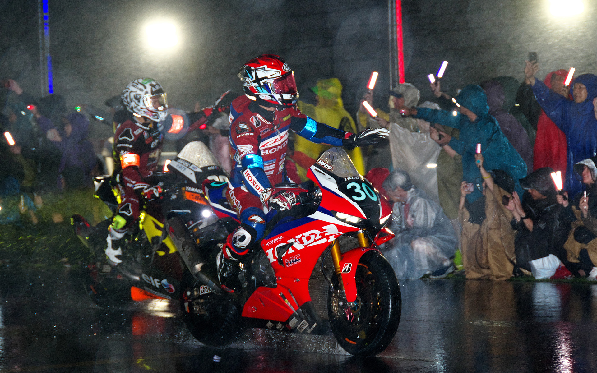 レースを終えてパドックに帰ってきた30号車Honda HRC