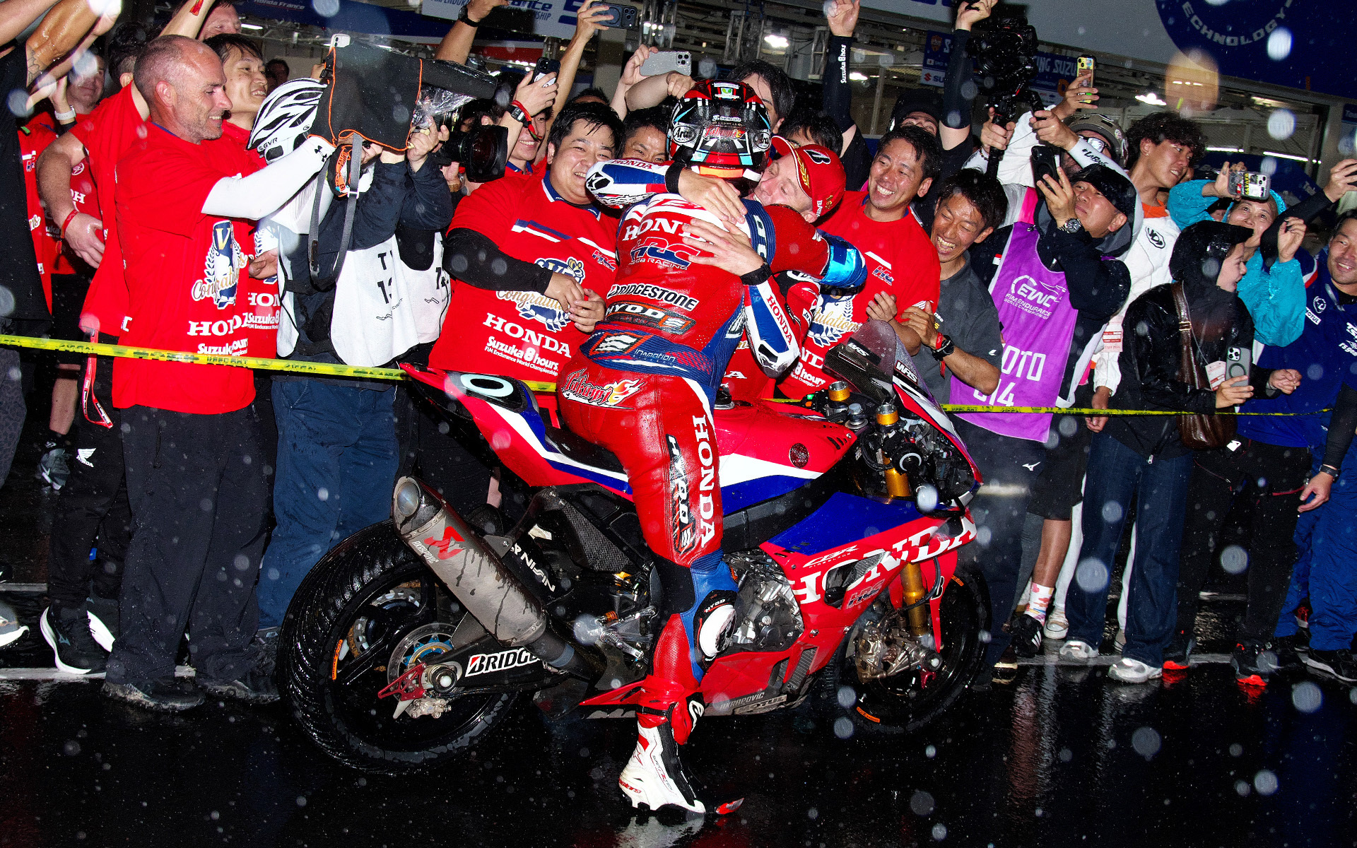 鈴鹿8耐を優勝した30号車Honda HRCと高橋巧選手
