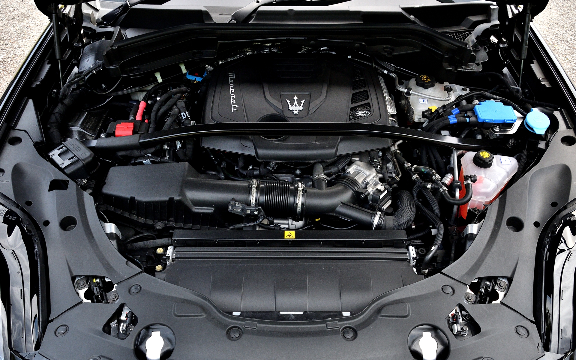 パワートレーンは直列4気筒2.0リッターeBooster＋48V BSGマイルドハイブリッド＋モノスクロール・ターボチャージャーエンジンに8速ATの組み合わせで、最高出力221kW（300PS）/5750rpm、最大トルク450Nm/2000-4000rpmを発生
