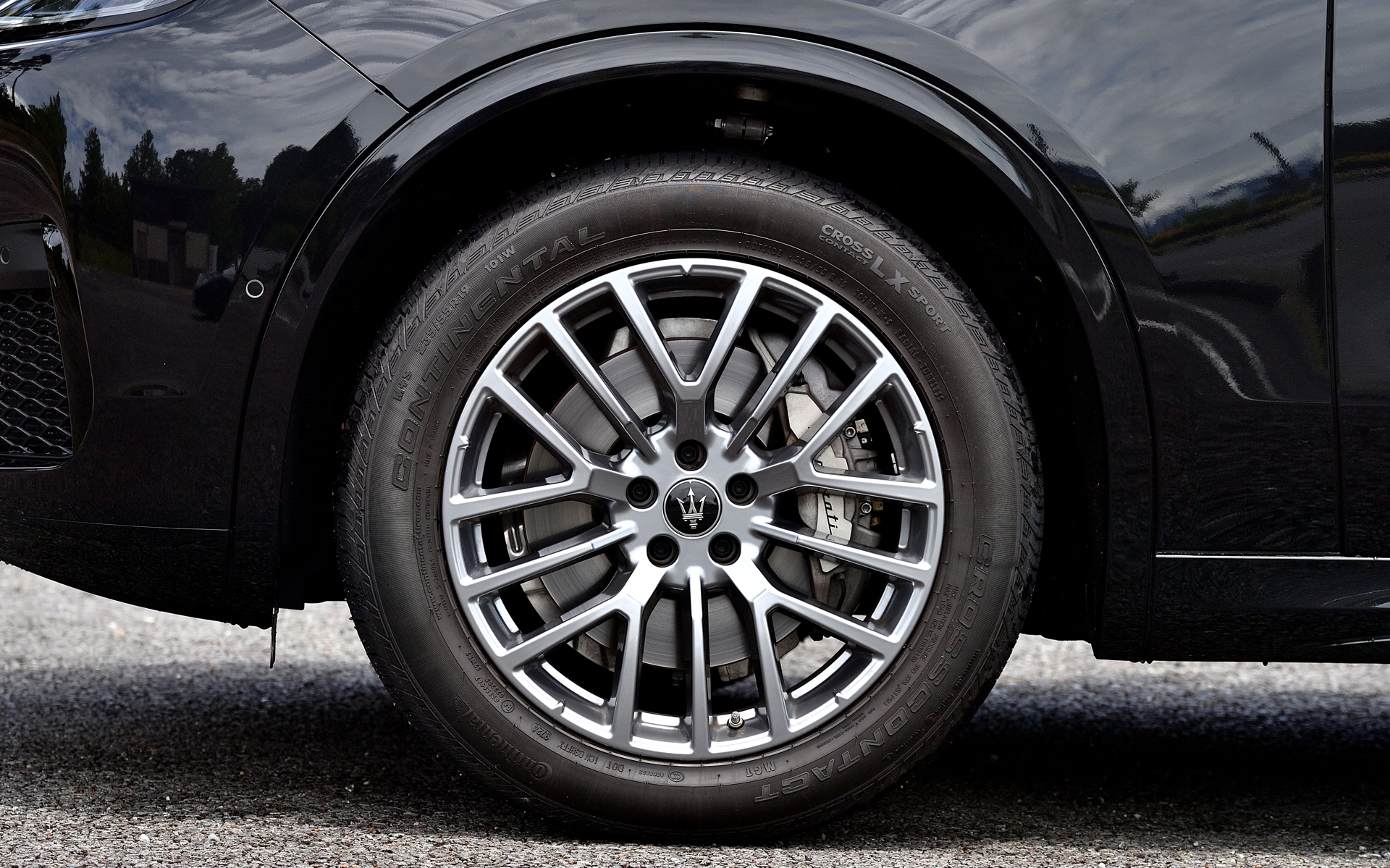 装着タイヤはコンチネンタルの「クロスコンタクトLXスポーツ」で、サイズは前後235/55R19。ホイールは「セティス」でグロッシーペイント仕様