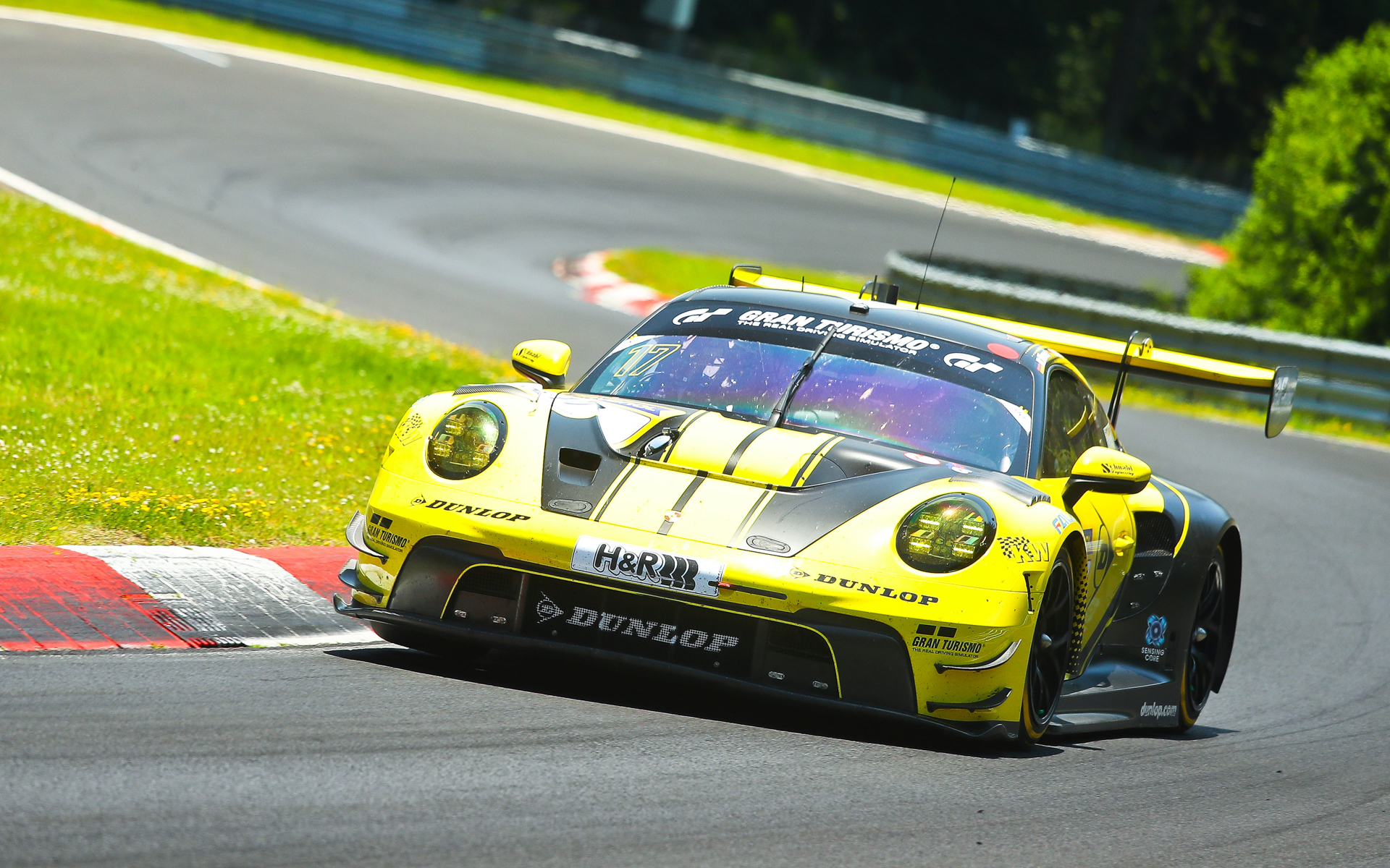 ダンロップ モータースポーツがニュル24時間レースにて参戦中の「ポルシェ911 GT3 R」が初の総合優勝を飾った