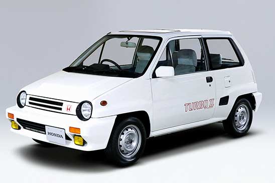 Super-ONE（左）は運転席に座って撮影OK。シティターボII（右）はクルマの横に並んで撮影OK。そのほかに「ハンターカブCT125」や「耕うん機ラッキーFU655」も展示される