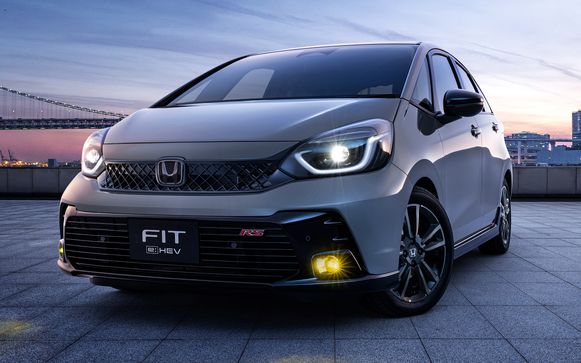 フィット e:HEV RS純正アクセサリー装着車「LEDフォグライト バイカラー」装備イメージ