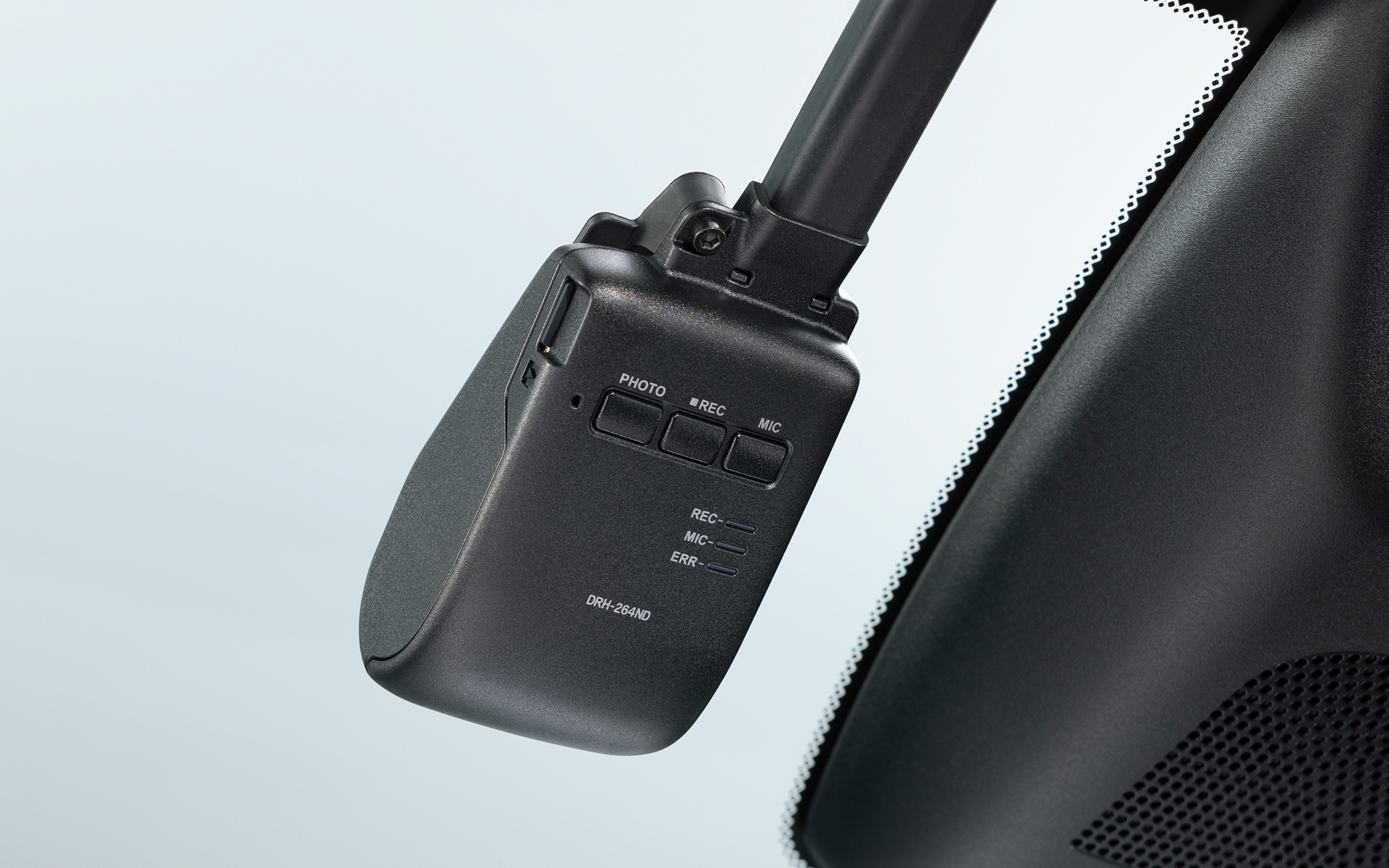 ドライブレコーダー「DRH-264ND」前方用本体装着イメージ