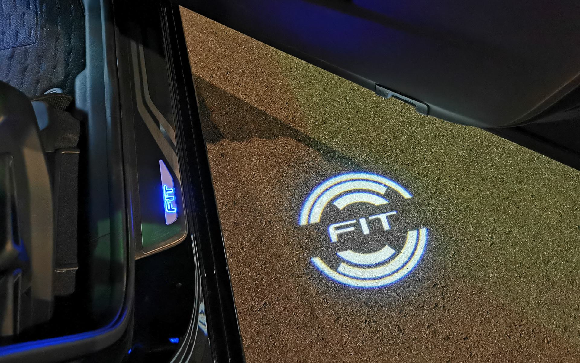 パターンプロジェクター、はLEDホワイトイルミネーション（ドア開閉連動/FITロゴ）/フロントドア用左右セットで2万5300円