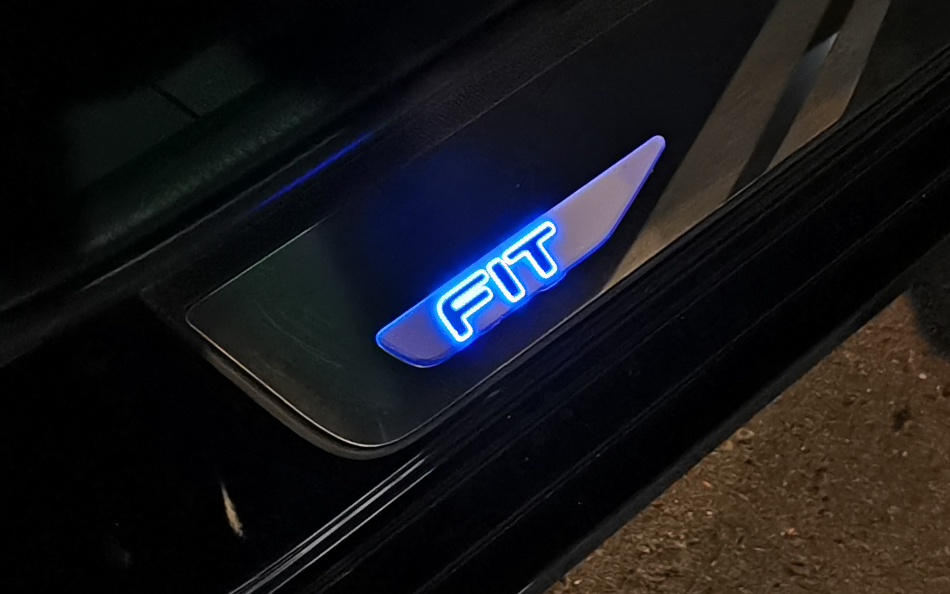 サイドステップガーニッシュのLEDイルミネーション色は、ホワイトかブルーのいずれかを選択。ステンレス製のFITロゴ付き。フロント用左右セットで2万9700円