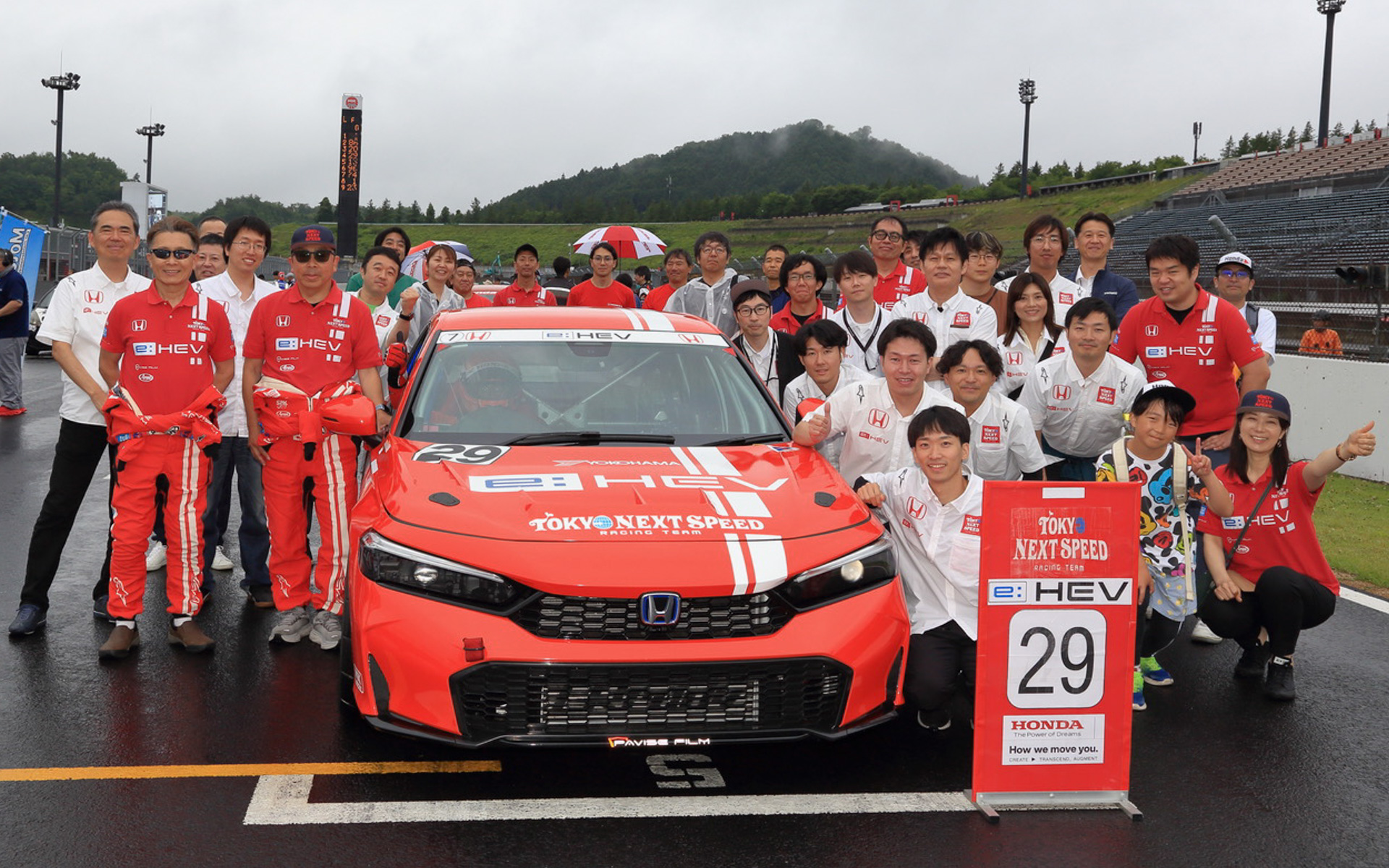プロジェクト3年目を迎えて、レーシングカーとしてかなり貫禄が出てきたTOKYO NEXT SPEEDの＃29ホンダ・シビック e:HEV。ホンダの若手エンジニア、ピット作業担当のターマック・プロの皆さん、そして応援に駆けつけてくれた皆さんと賑やかなスタート前の光景となりました