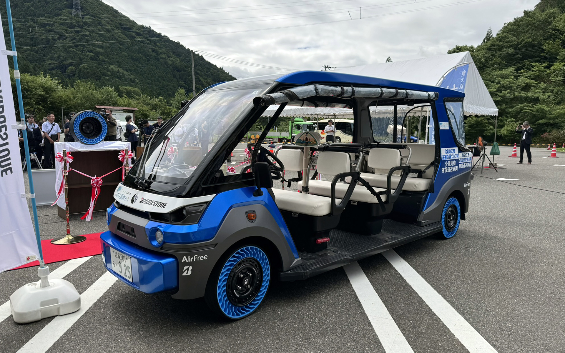 自動運転が可能なゴルフカートタイプの車両「けい流カー」