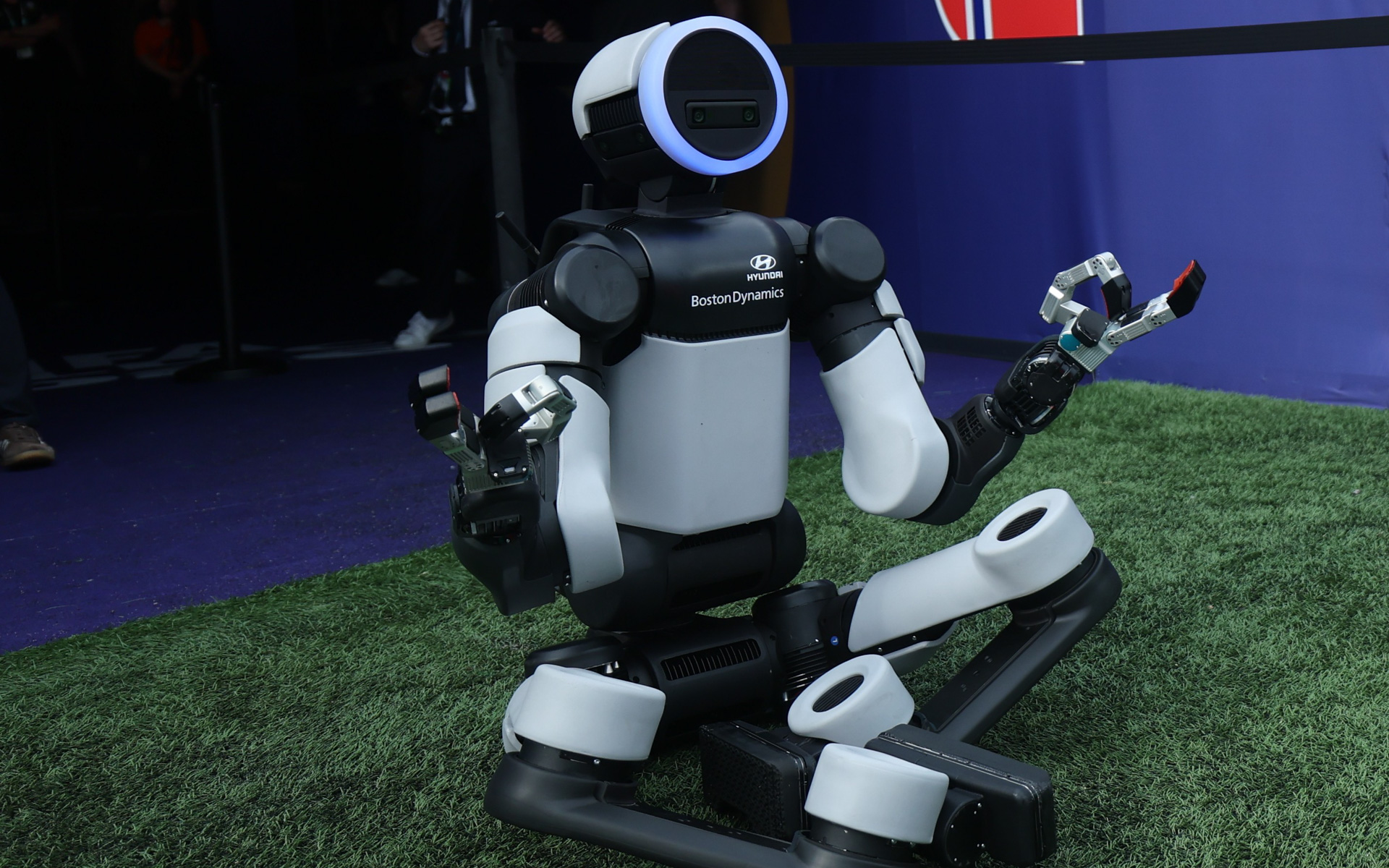 FIFA World Cup 2026でパフォーマンスを披露する人型ロボット「アトラス」