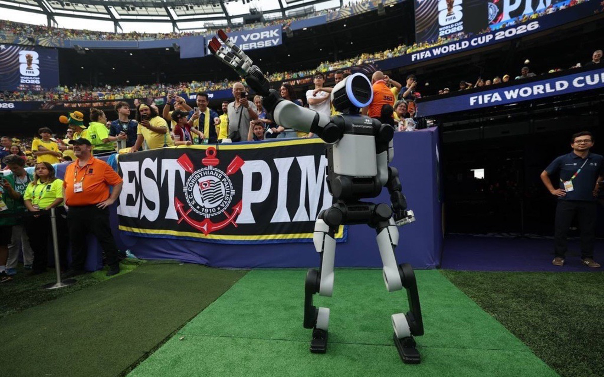 FIFA World Cup 2026でパフォーマンスを披露する人型ロボット「アトラス」
