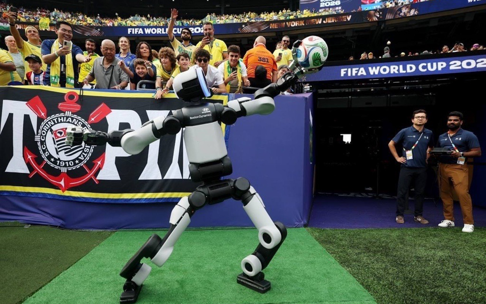 FIFA World Cup 2026でパフォーマンスを披露する人型ロボット「アトラス」