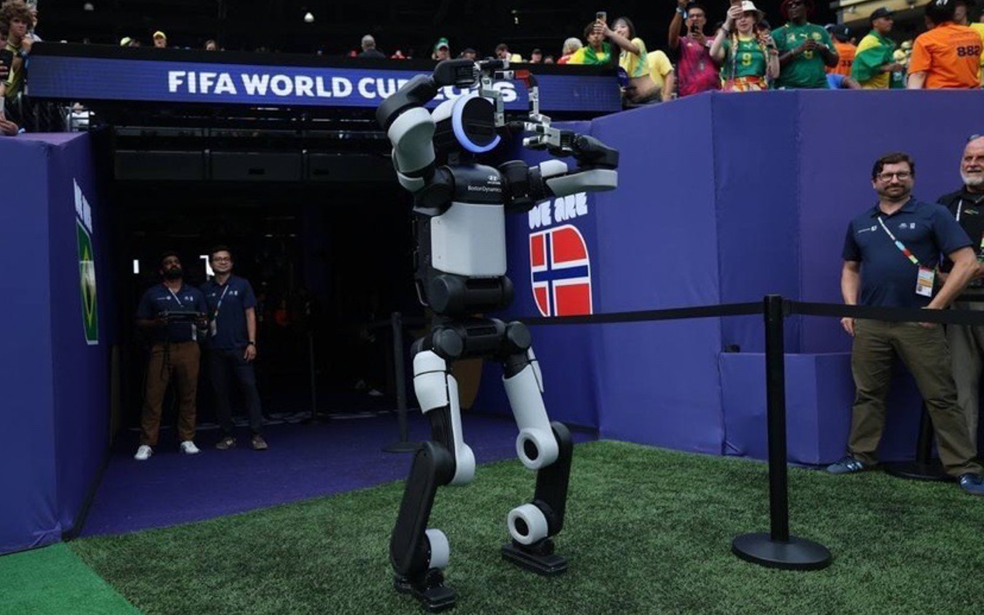 FIFA World Cup 2026でパフォーマンスを披露する人型ロボット「アトラス」