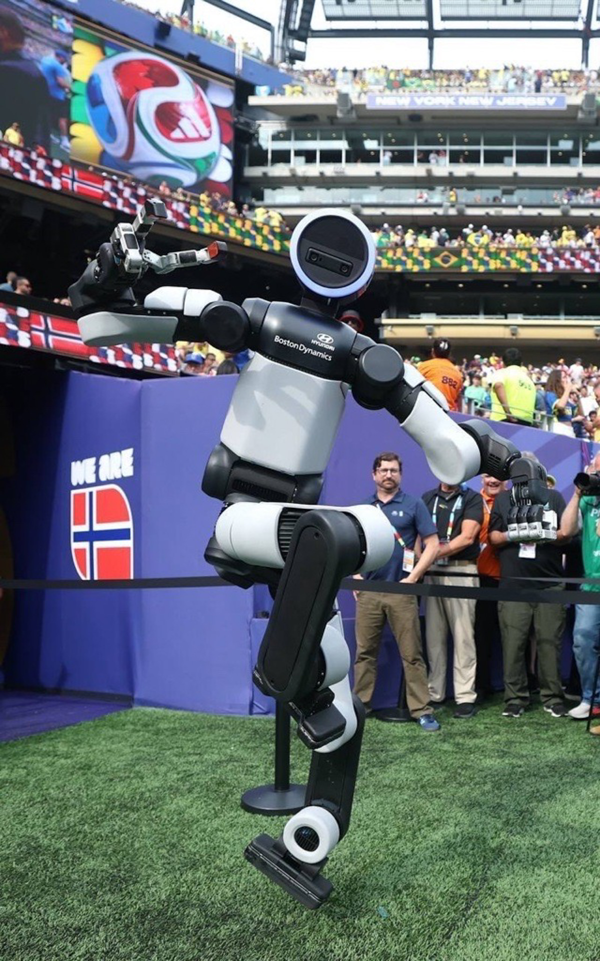FIFA World Cup 2026でパフォーマンスを披露する人型ロボット「アトラス」