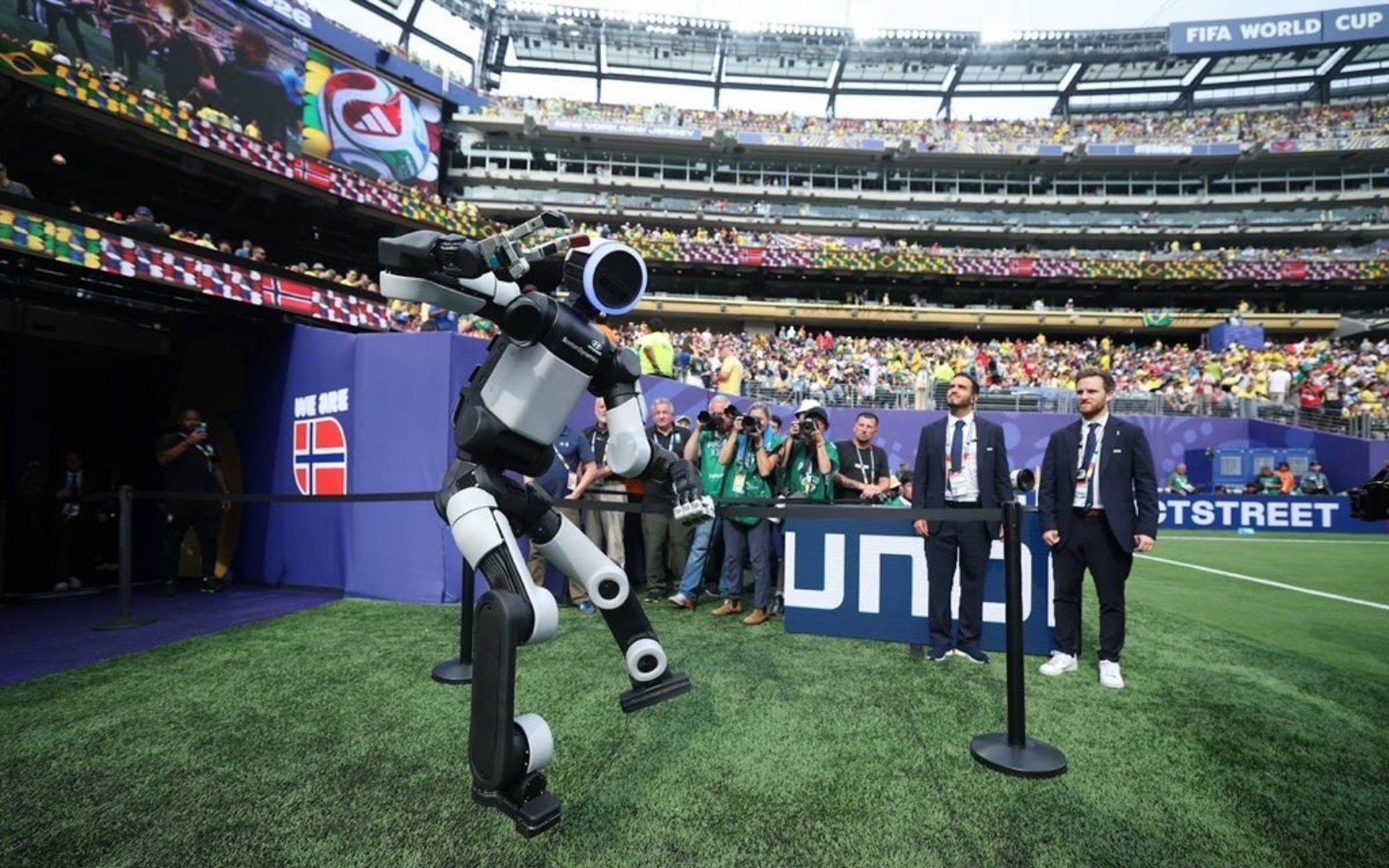 FIFA World Cup 2026でパフォーマンスを披露する人型ロボット「アトラス」