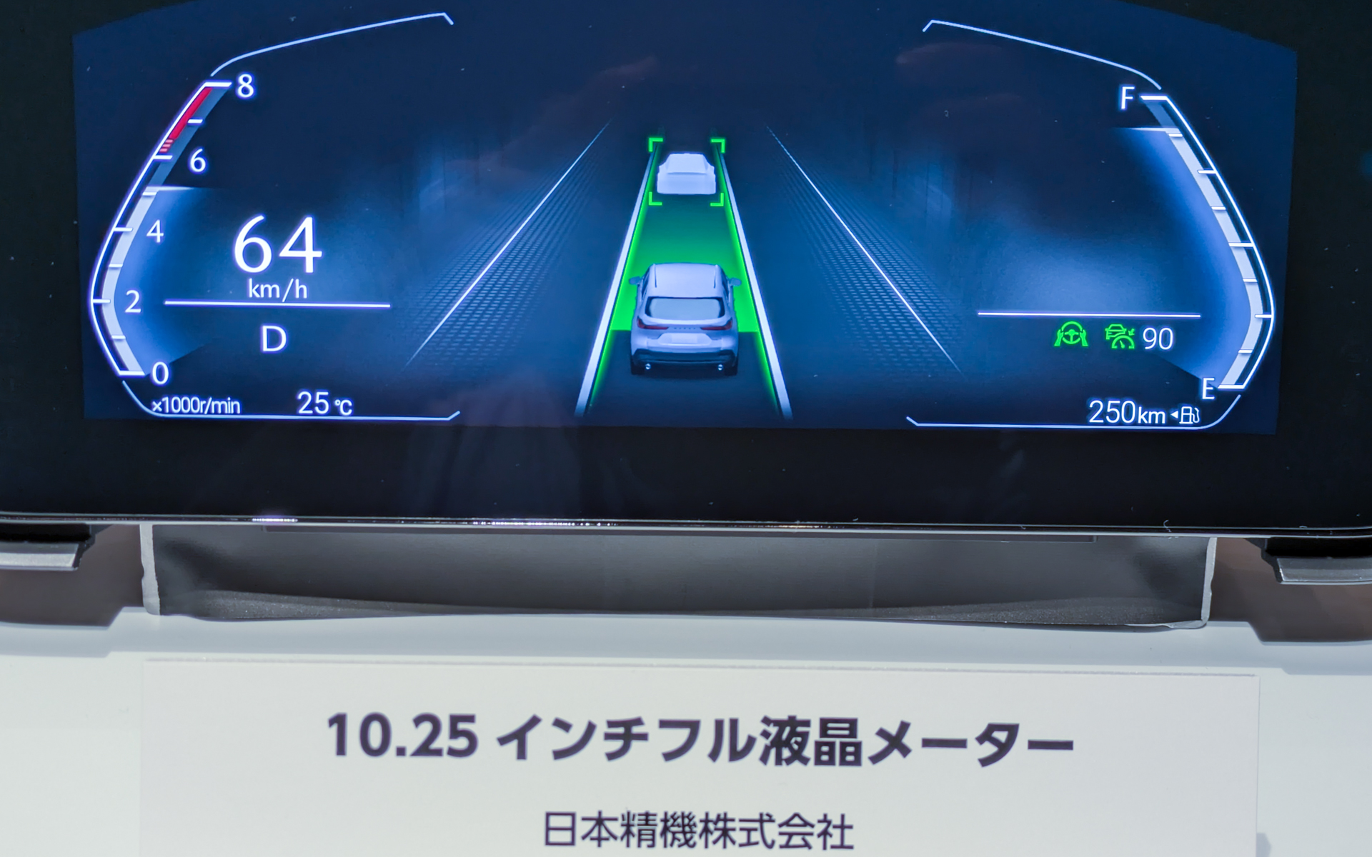 左が新型「CX-5」の10.25インチ7インチフル液晶メーター（日本精機製）、右が高精細なHUD（ヘッドアップディスプレイ）