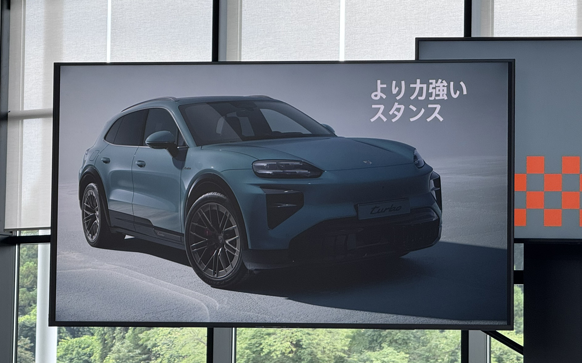 「より力強いスタンス」「視覚的重量の軽減」「明確なパフォーマンスへのフォーカス」「より精密でモダンなサーフェス」の4点を特徴として挙げた