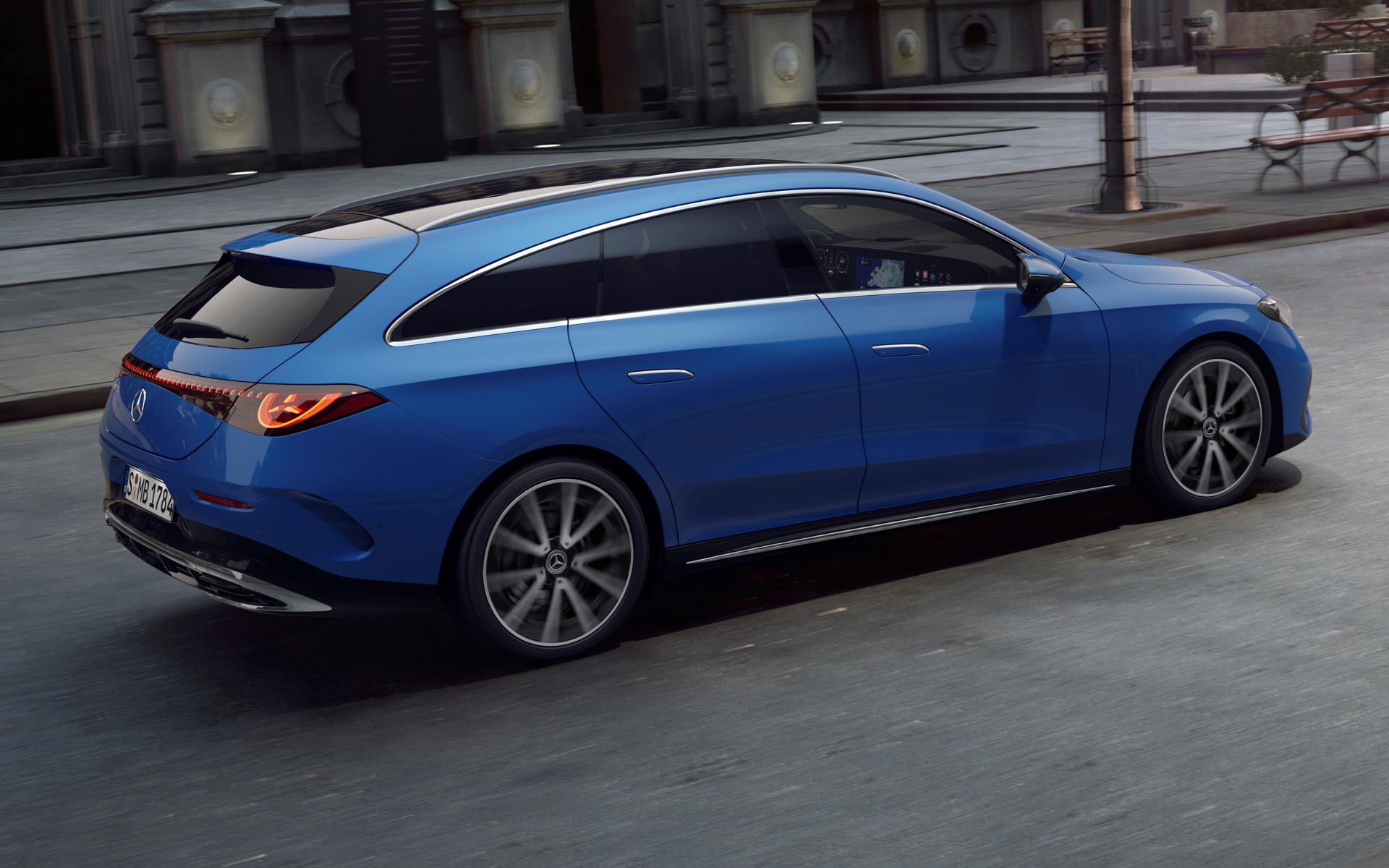 新型「CLA シューティングブレーク」は、荷室容量455Lから最大1295Lを確保し、40:20:40分割可倒式シートとEASY-PACKテールゲートを標準装備