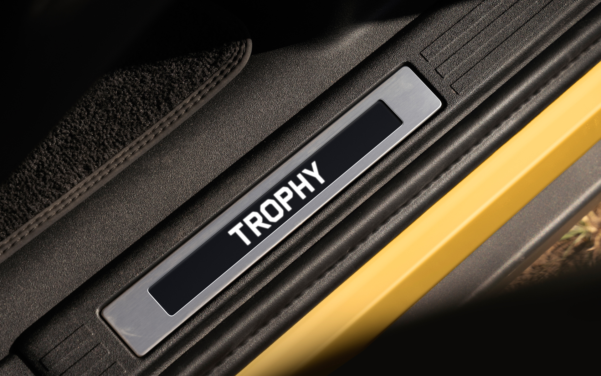 TROPHY EDITION トレッドプレート（メタル、イルミネーション機能付き）