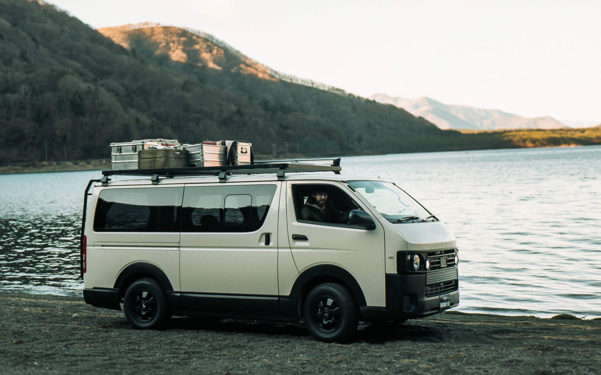 「ハイエース」ベースのカスタマイズモデル「GMLVAN V-01」
