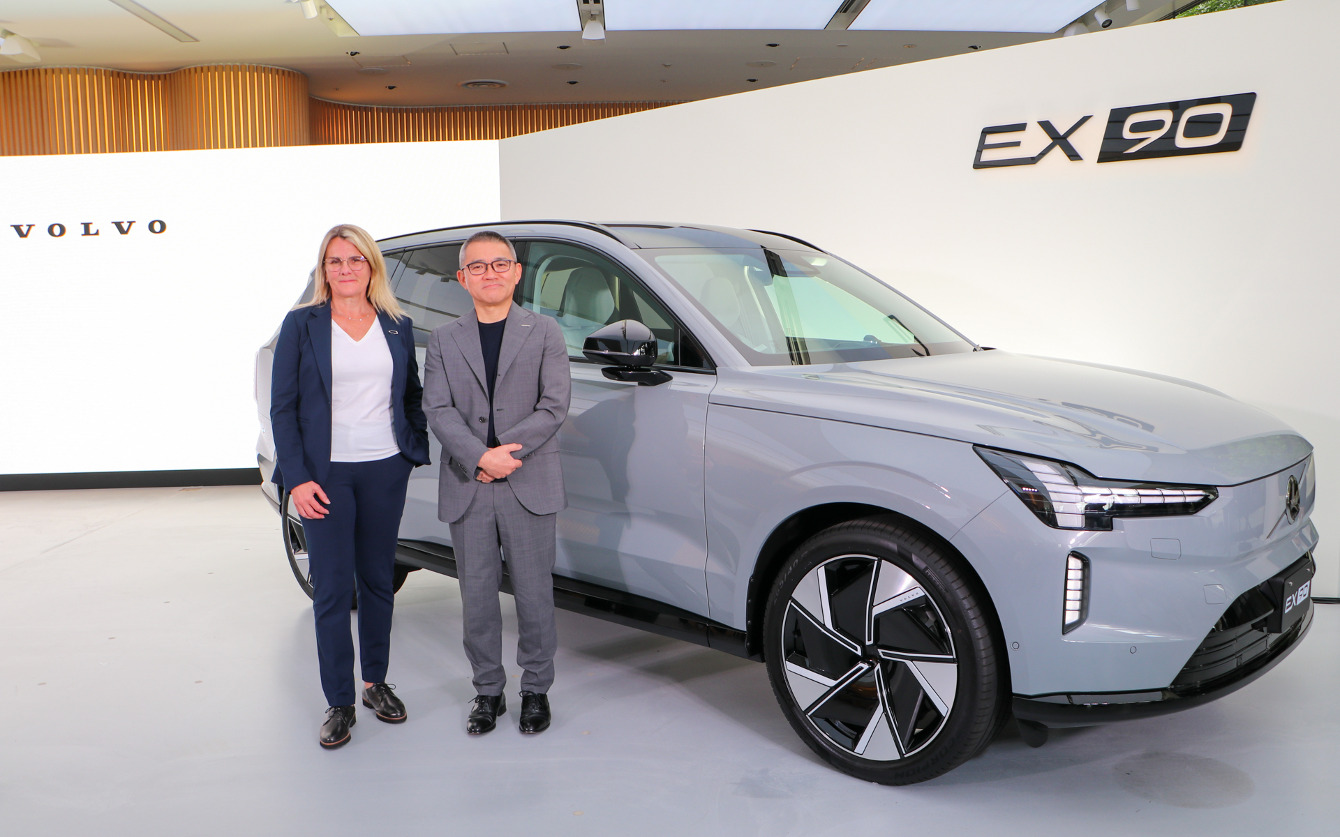 新型EX90とボルボ・カーズ セーフティセンター シニア・テクニカル・スペシャリストのロッタ・ヤコブソン氏（左）、ボルボ・カー・ジャパン株式会社 代表取締役社長 エドソン・イシカワ氏（右）