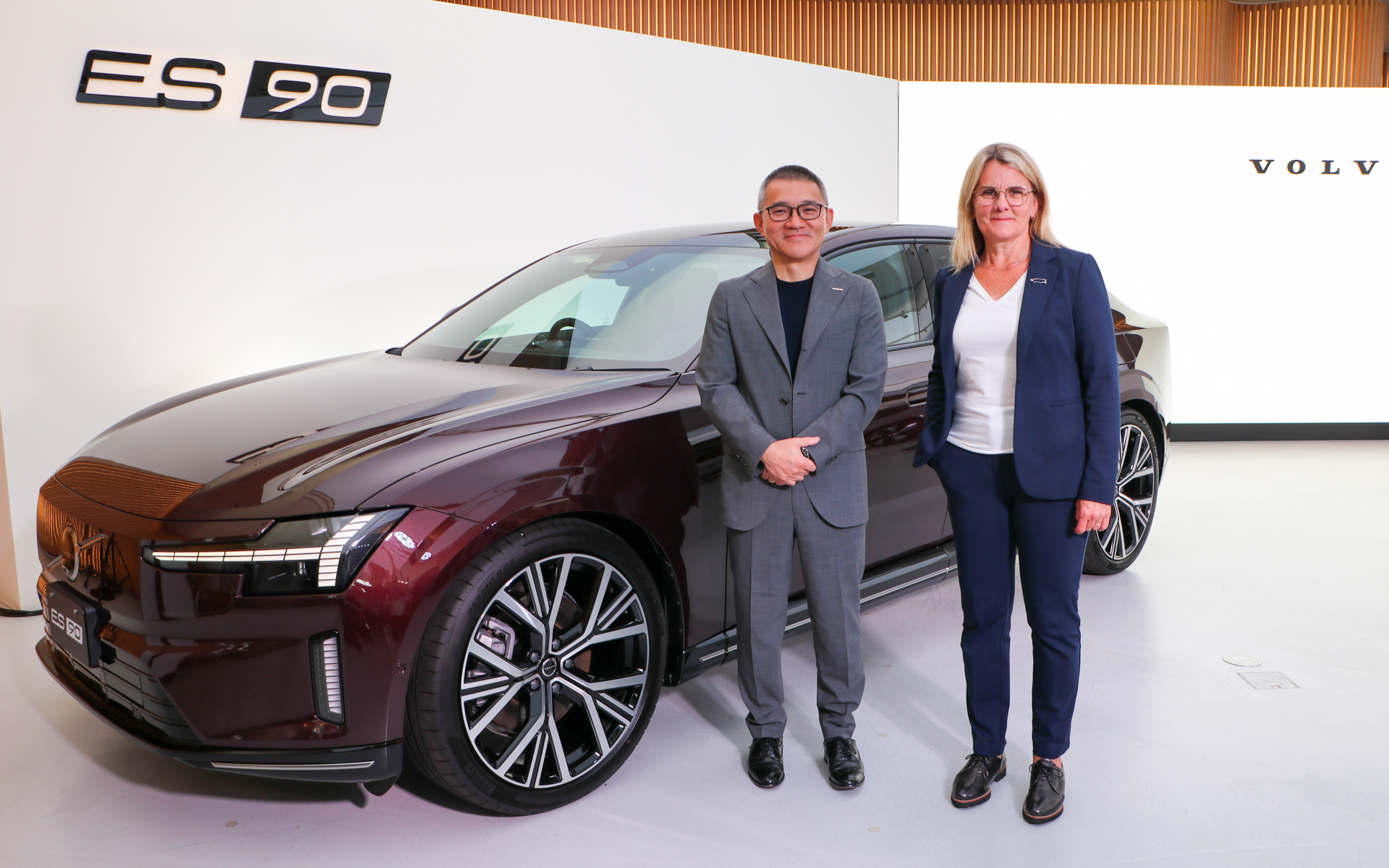 新型ES90とボルボ・カー・ジャパン株式会社 代表取締役社長 エドソン・イシカワ氏（左）、ボルボ・カーズ セーフティセンター シニア・テクニカル・スペシャリストのロッタ・ヤコブソン氏（右）