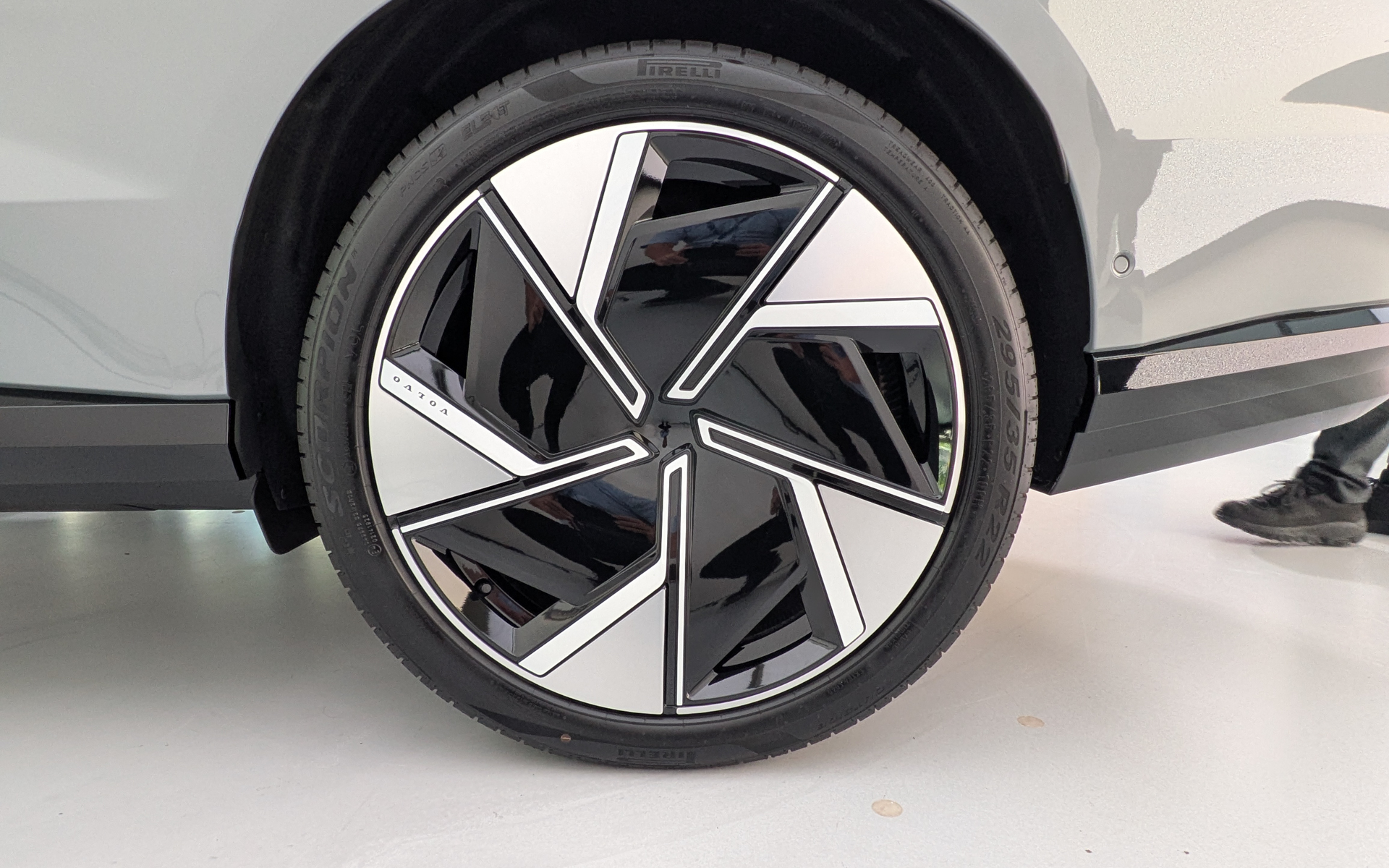 タイヤはピレリの「スコーピオン エレクト」でサイズはフロントが265/40R22、リアが295/35R22