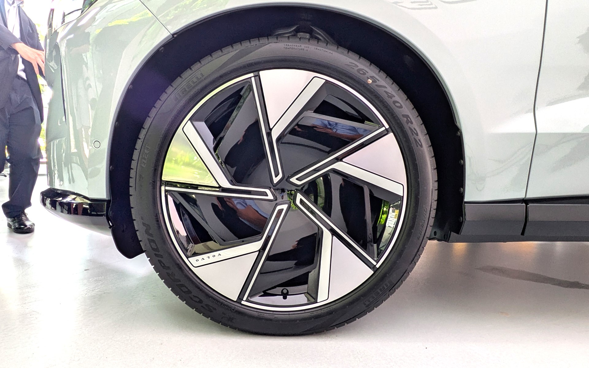 タイヤはピレリの「スコーピオン エレクト」でサイズはフロントが265/40R22、リアが295/35R22