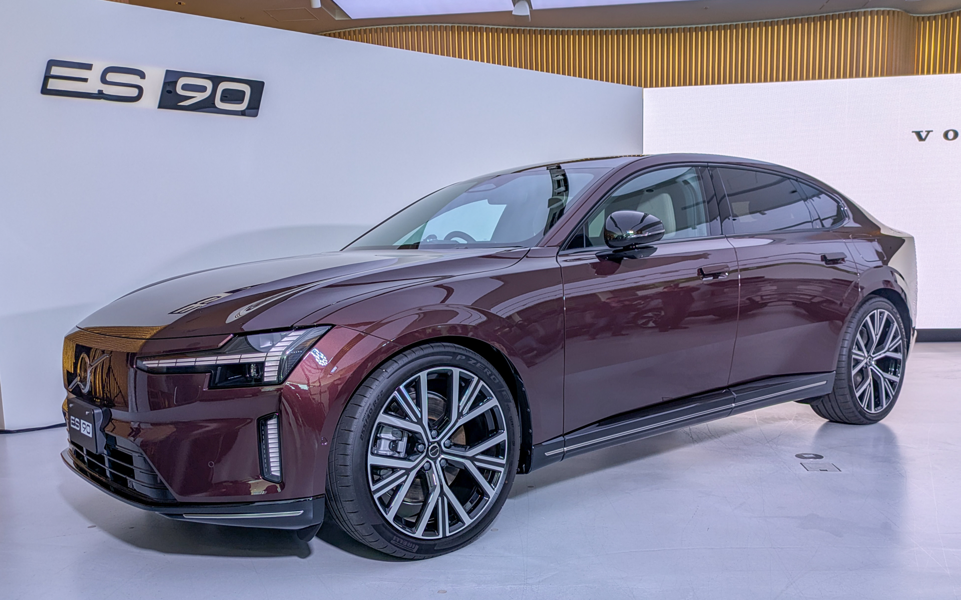 展示車両は「ES90 Ultra Twin Motor Performance」で、ボディサイズは5000×1940×1545mm（全長×全幅×全高）